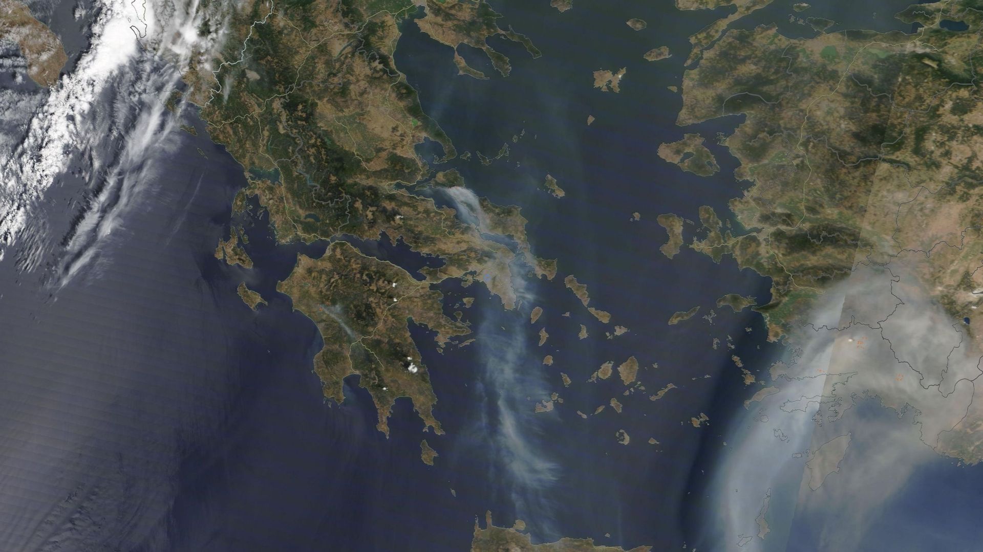 Le nuage de fumée s’étend sur tout le sud de la Grèce