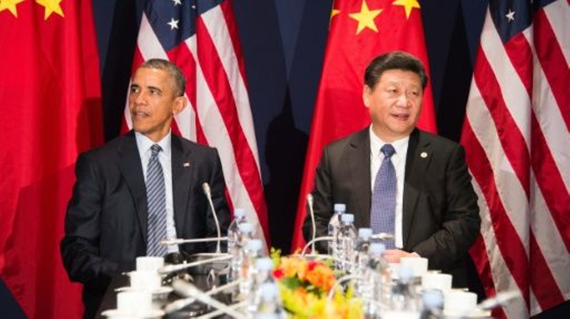 Le président chinois Xi Jinping (d) et son homologue américain Barack Obama, le 30 novembre 2015 au Bourget près de Paris