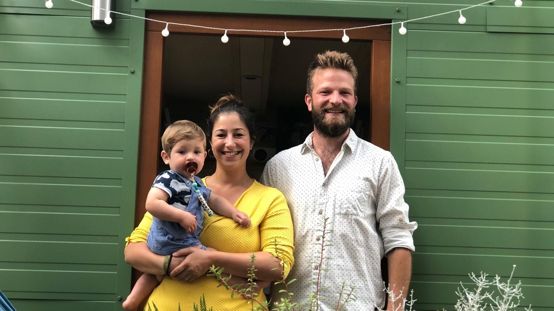 Maxime Bonaert, Sabine Daibes et leur fils Djibril à l'entrée de leur tiny house.