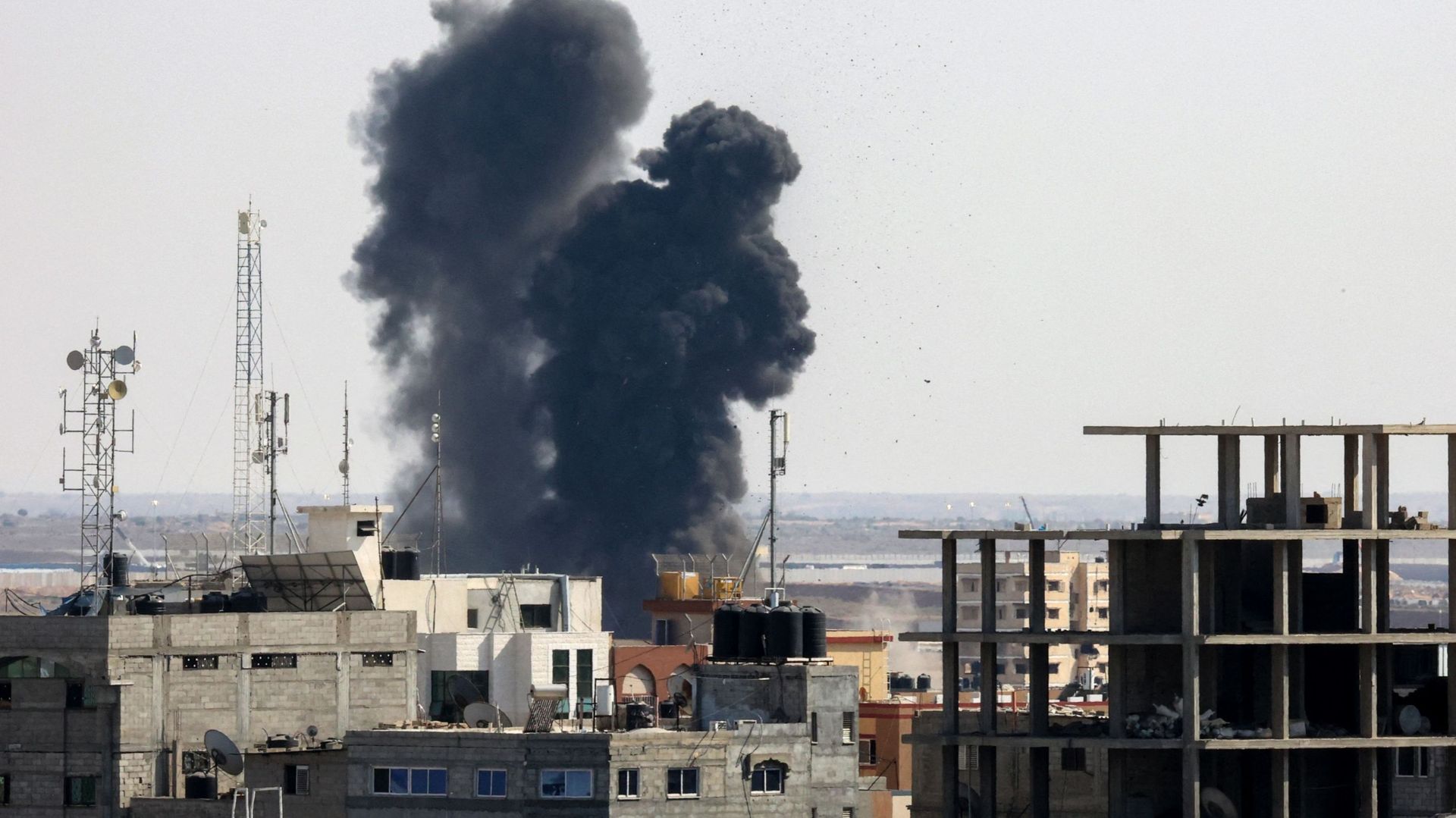 De la fumée s’échappe d’un bâtiment touché par une frappe aérienne israélienne à Rafah, dans le sud de la bande de Gaza, le 7 août 2022.