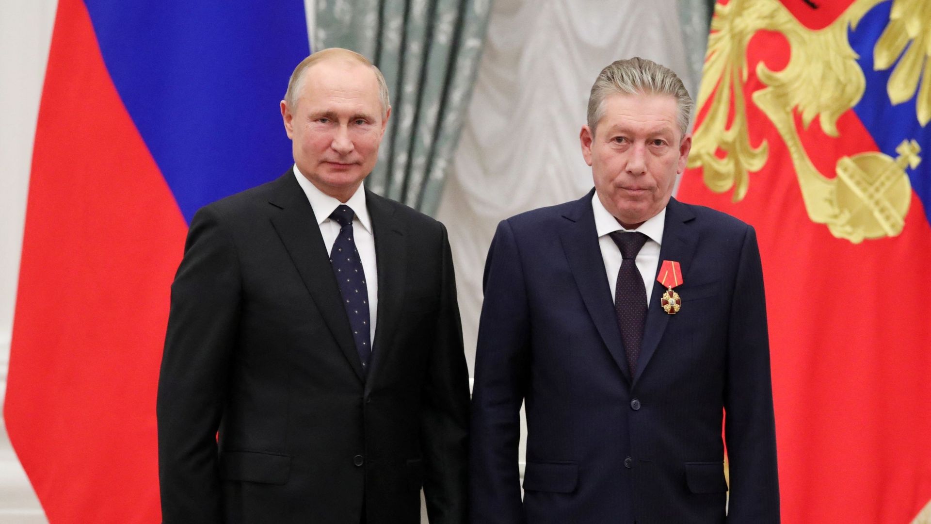 Le président russe Vladimir Poutine et le président du conseil d'administration de la compagnie pétrolière Lukoil Ravil Maganov posent pour une photo lors d'une cérémonie de remise de prix au Kremlin à Moscou, le 21 novembre 2019.