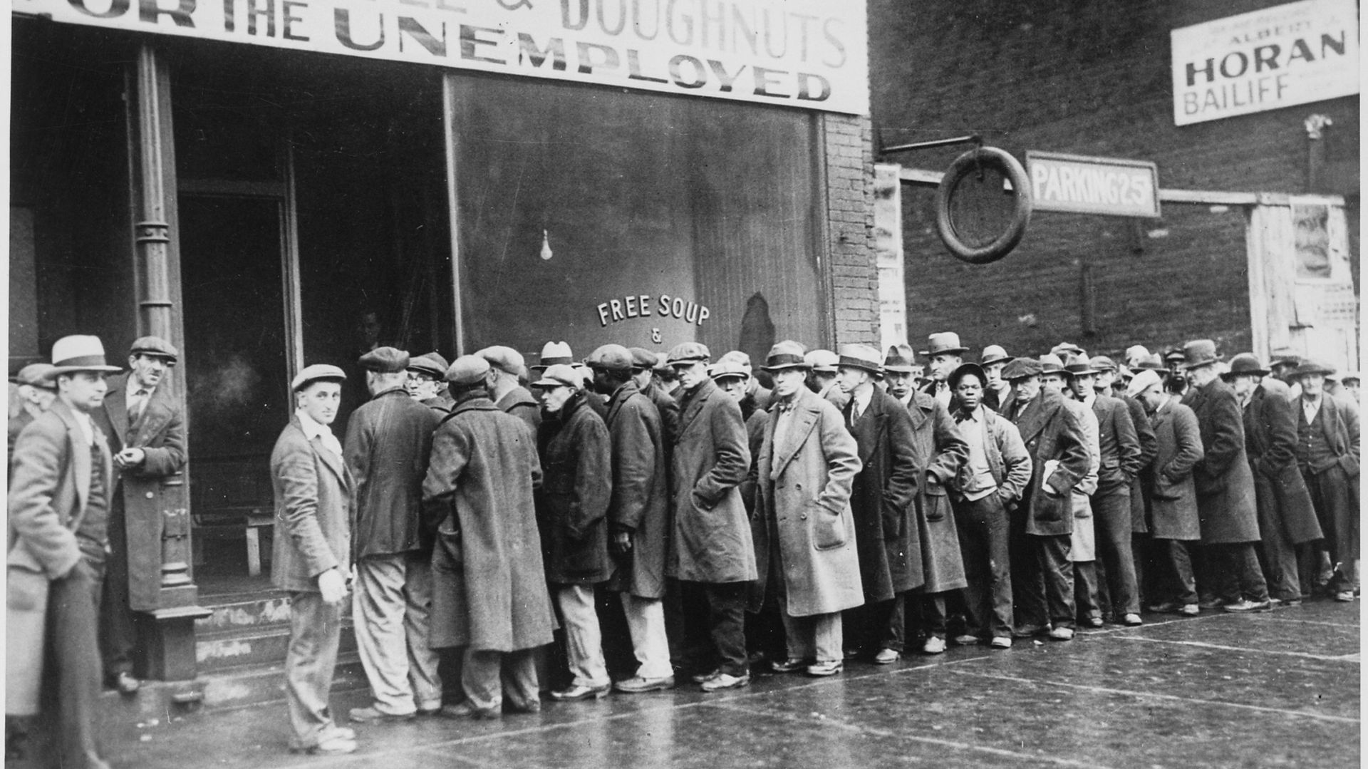 Des hommes sans emploi font la queue devant une soupe populaire pour la dépression ouverte à Chicago par Al Capone, février 1931 