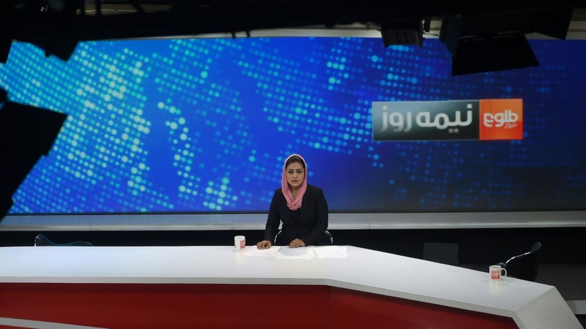 La présentatrice afghane Zarmina Mohammadi lors d'une émission en direct de la chaîne Tolo News le 11 septembre 2018 à Kaboul
