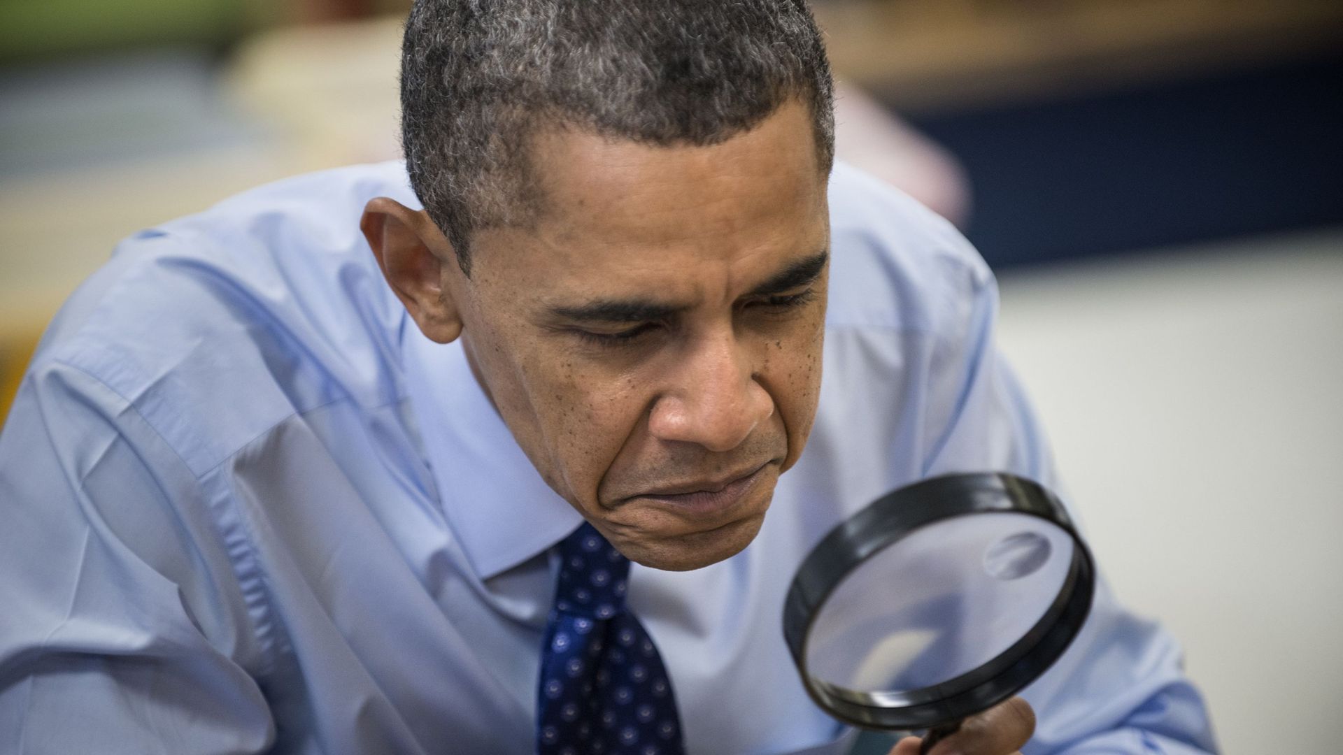 Barack Obama utilise une loupe lors d'une visite dans une école, le 14 février 2013.