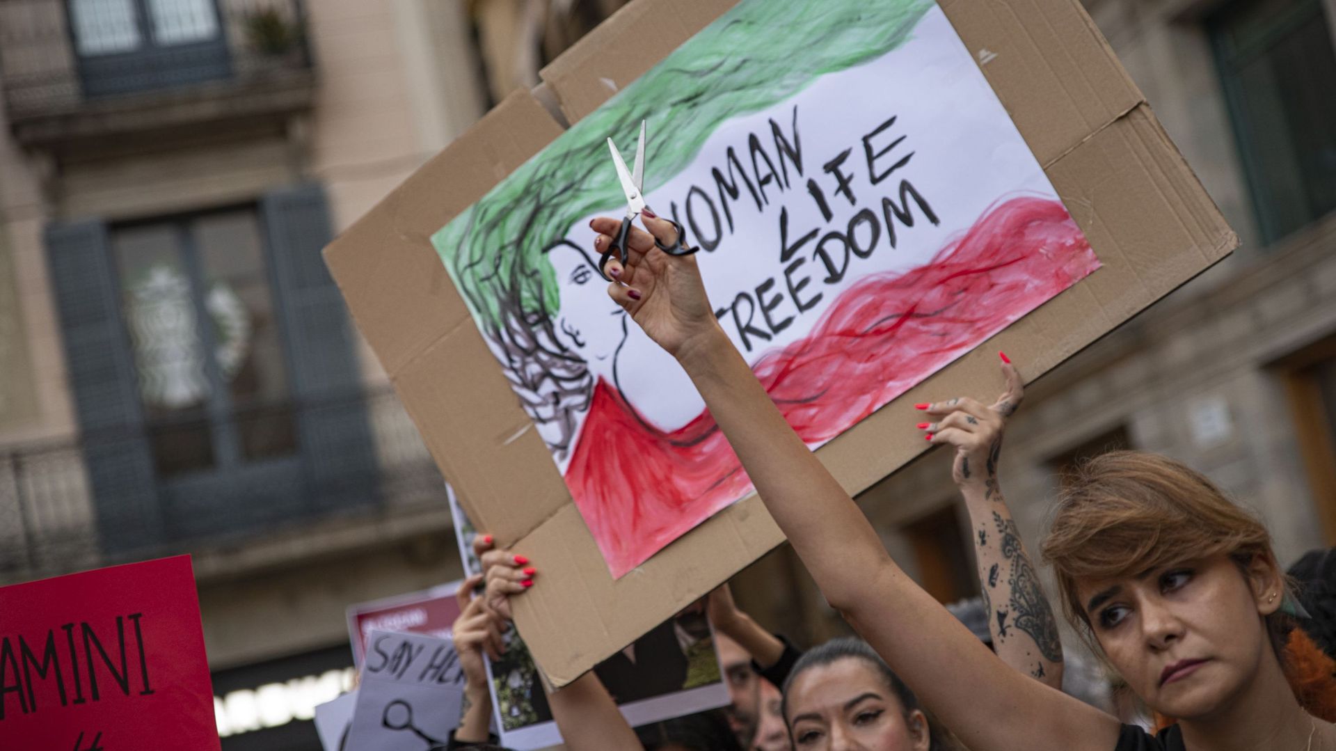 Des manifestantes photographiées à Barcelone lors d’un rassemblement le 27 septembre 2022 pour les droits des femmes en Iran après la mort de Masha Amini.