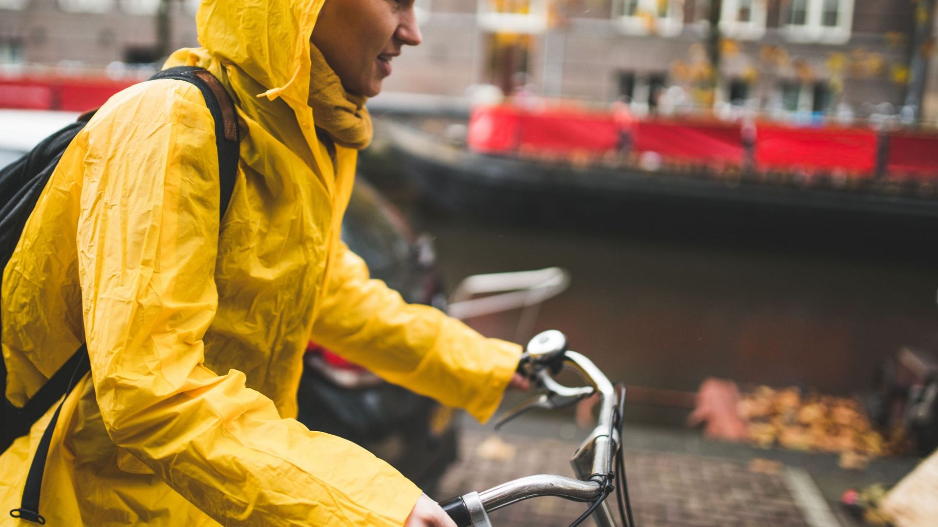 Du vélo sous la pluie ? Ne rebroussez pas chemin, voici le top des équipements à adopter.