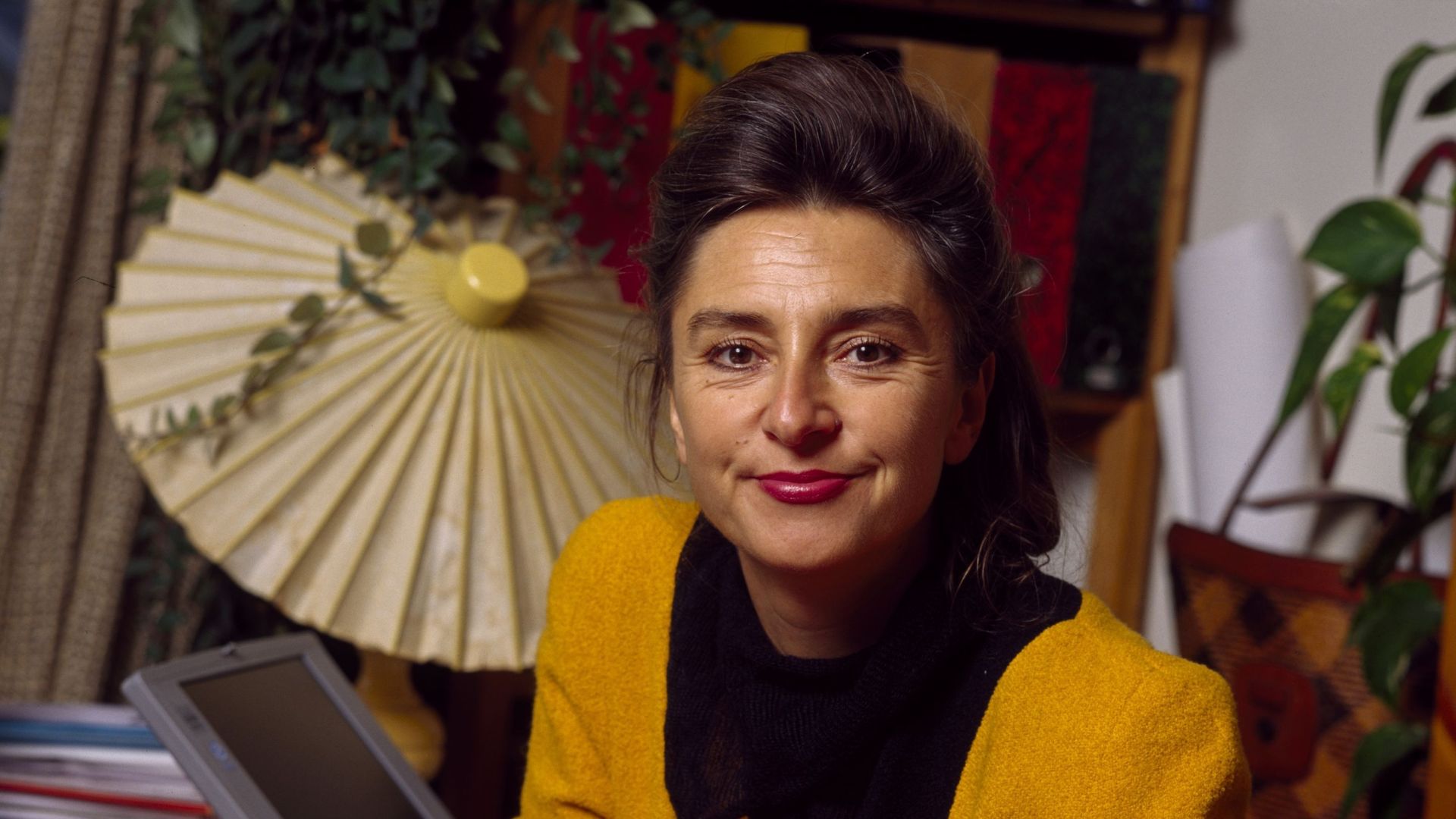Portrait de la sociologue Nathalie Heinich chez elle en 1999, France.