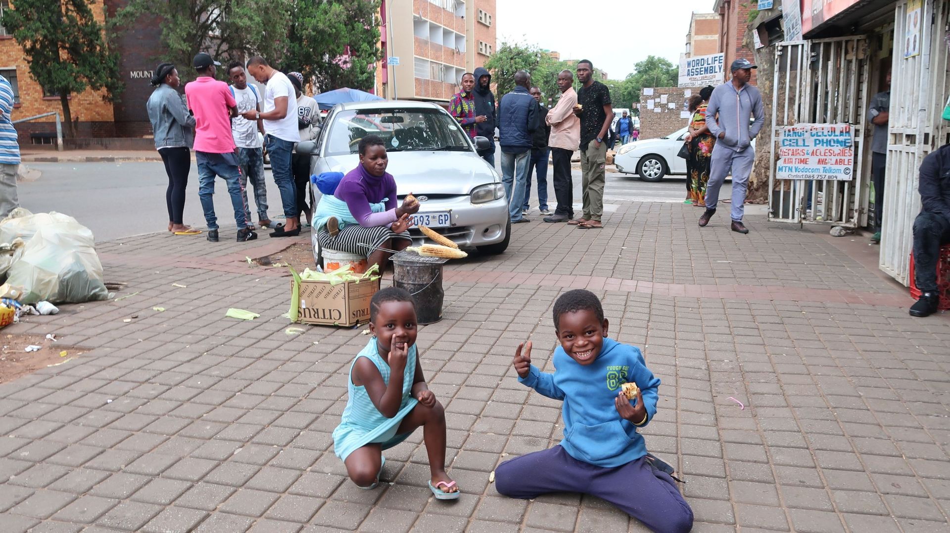 Des enfants jouent devant le Parlement debout des Congolais, dans une rue de Johannesburg.