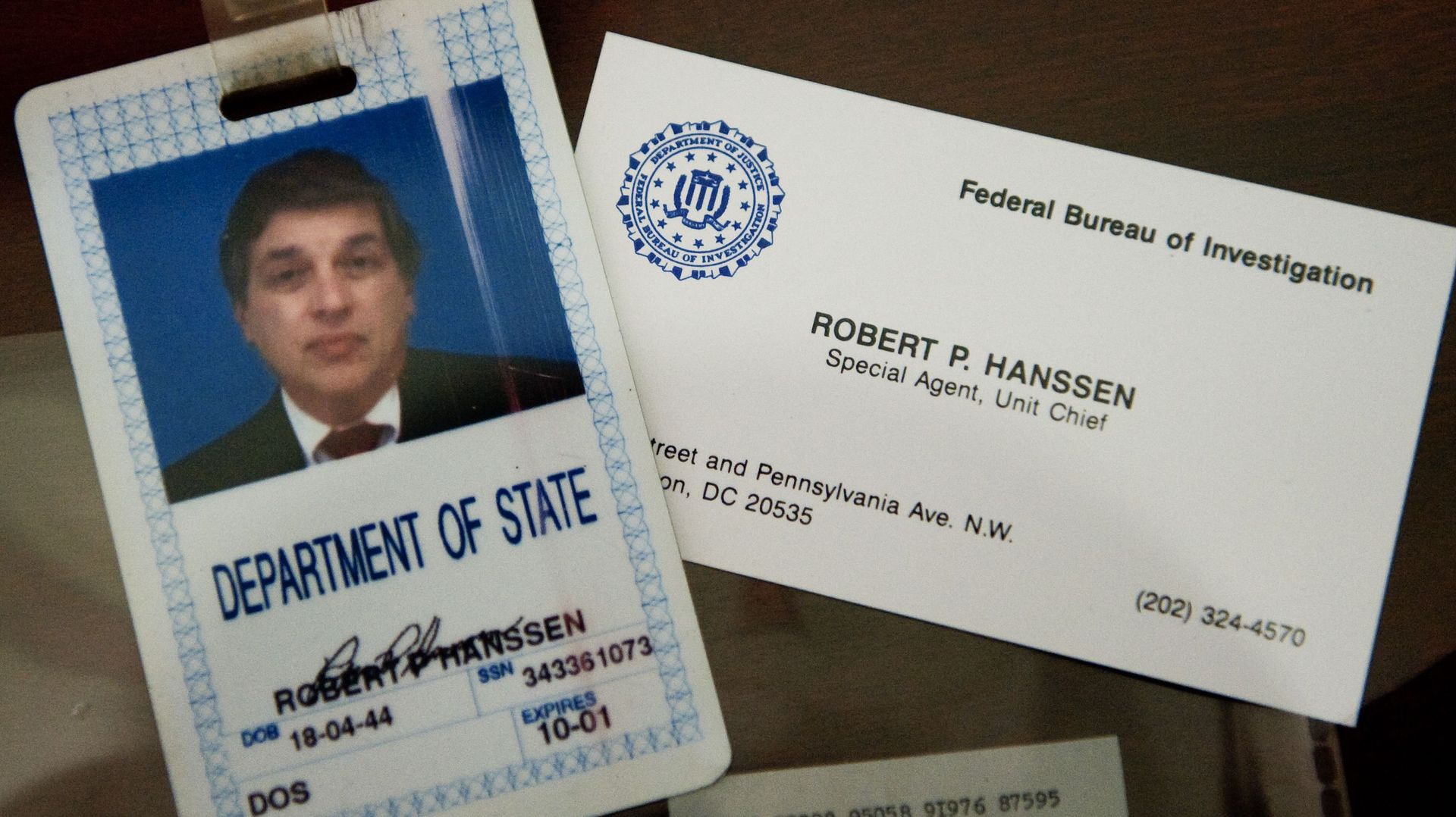 La carte d’identité et la carte professionnelle de l’ancien agent du FBI Robert Hanssen sont visibles dans une vitrine de l’Académie du FBI à Quantico, en Virginie, le 12 mai 2009. Robert Hanssen, ancien agent du FBI condamné à la prison à vie pour avoir 