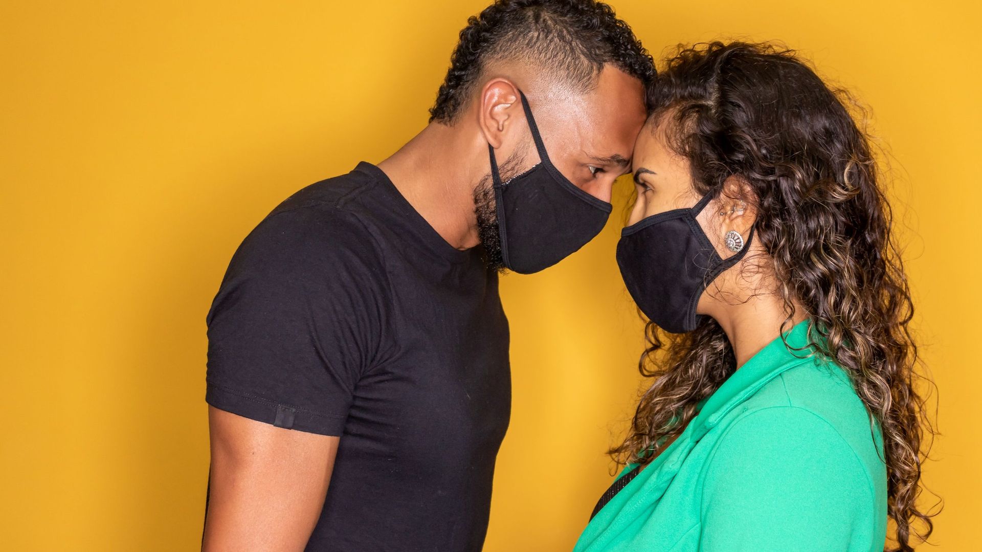 En temps de pandémie, certains couples devraient éviter de s'embrasser et même porter un masque pendant les rapports sexuels