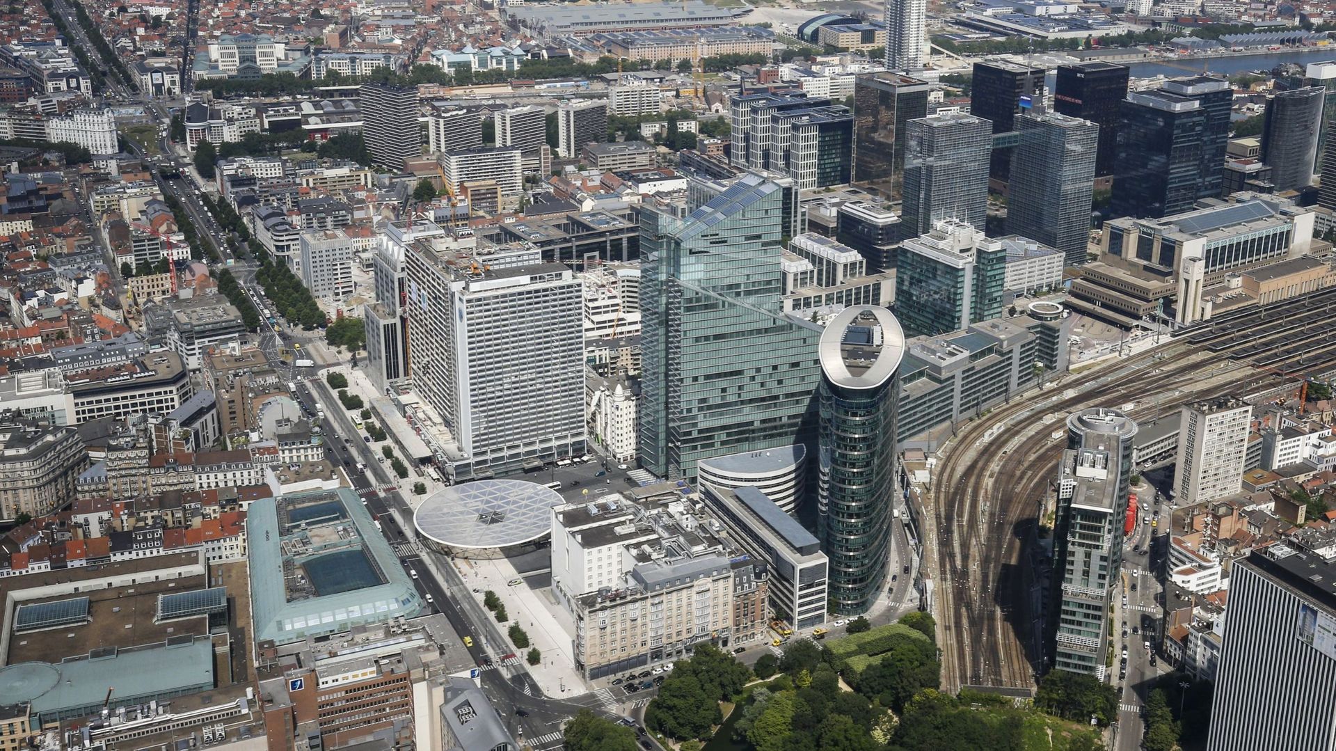 Le but est de trouver un juste équilibre entre urbanisation et espaces verts. Ici, une vue aérienne du centre-ville de Bruxelles, avec le centre commercial City 2 (devant à gauche) et la Place Rogier – Rogierplein rénovée (centre à gauche), les tours de b