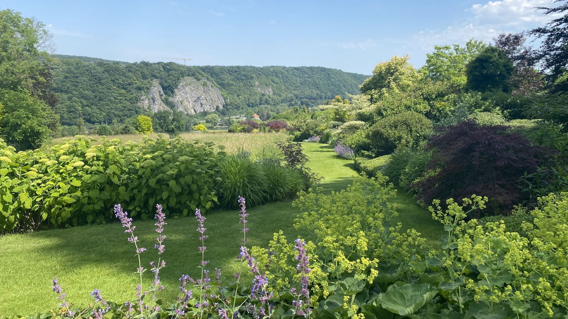 Le jardin, avec une vue imprenable sur la vallée de la Meuse.