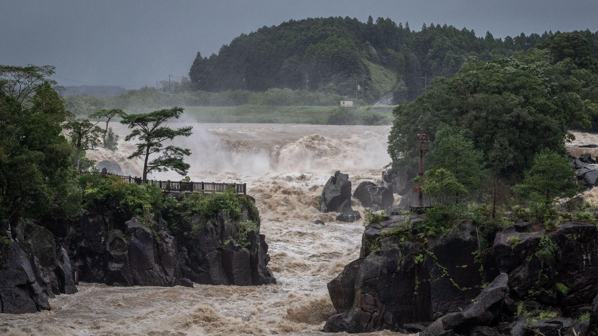 Des eaux déchaînées coulent le long de la rivière Sendai à la suite du typhon Nanmadol à Isa, dans la préfecture de Kagoshima, le 19 septembre 2022.