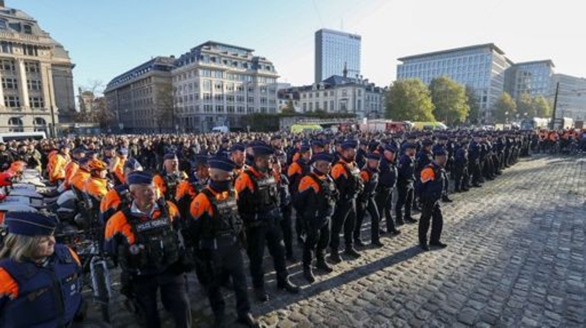 Des centaines d’agents de police rendent hommage à leur collègue décédé à Schaerbeek jeudi