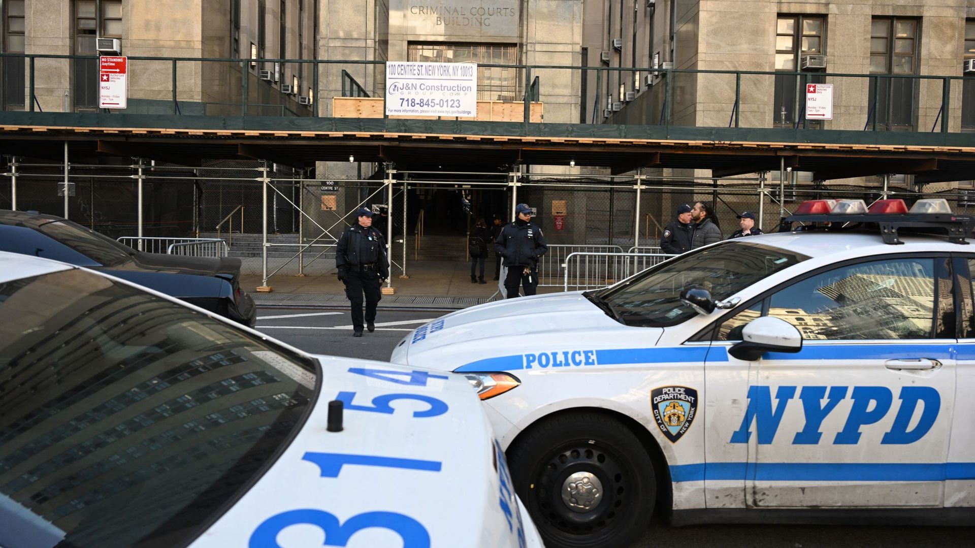 Des policiers new-yorkais assurent la sécurité devant le bureau du procureur de Manhattan, à New York, le 3 avril 2023.