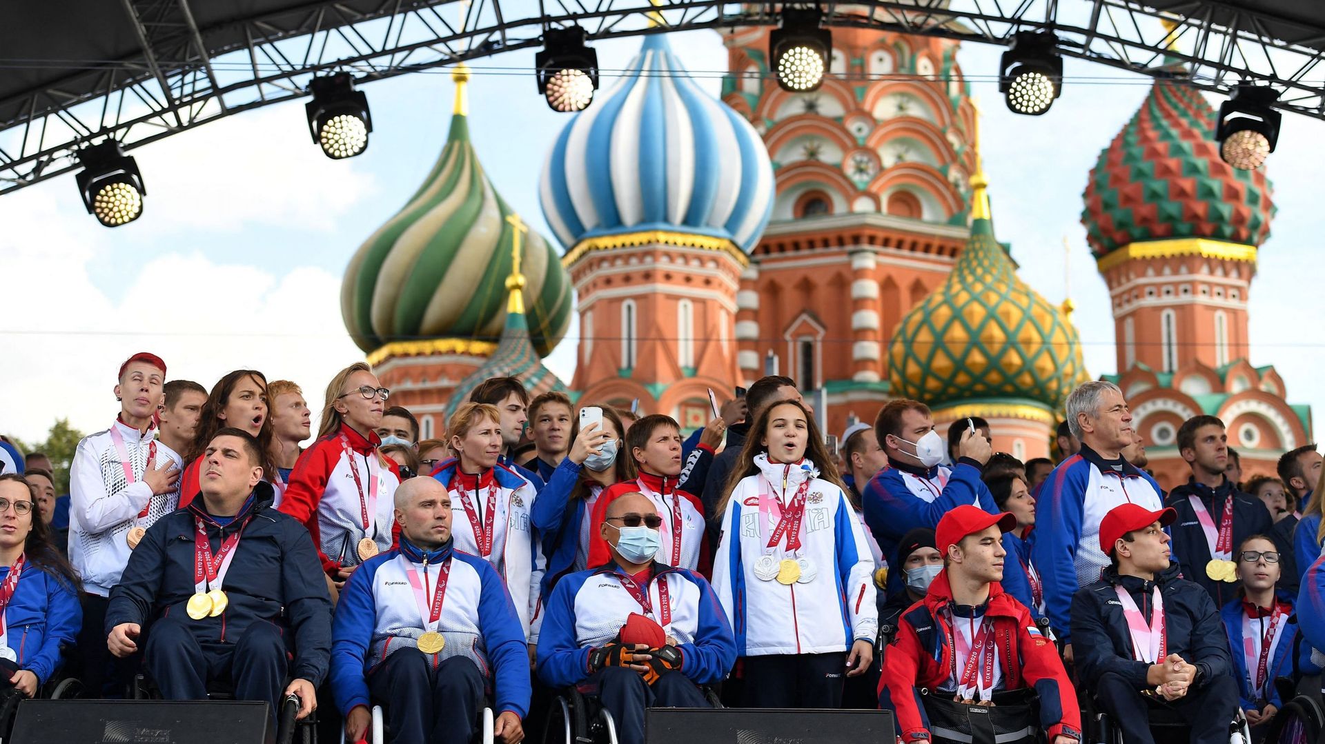 Des sportifs paralympiques russes devant la place rouge à Moscou