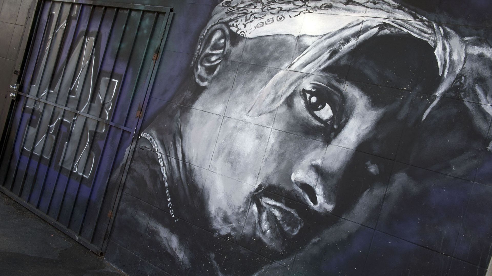 Portait du rappeur américain Tupac Shakur dessiné sur un mur, en sa mémoire.