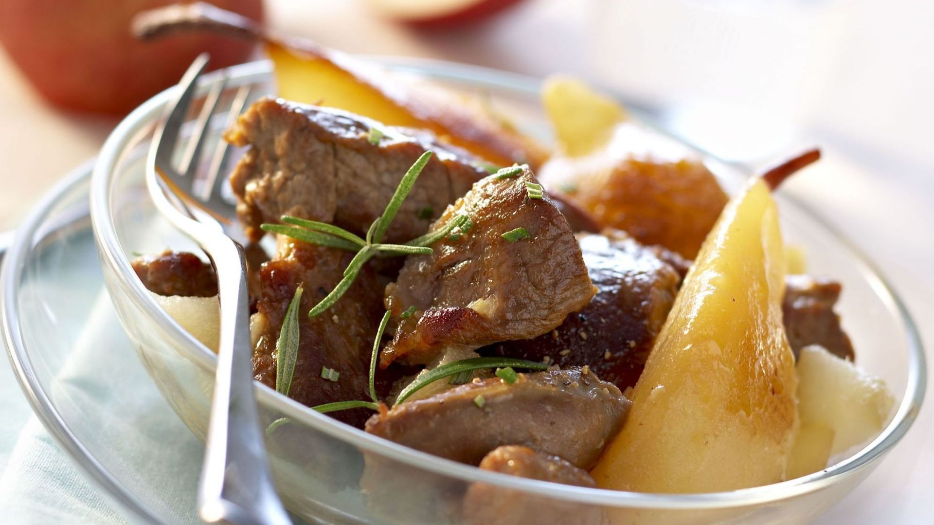 Recette : épaule d'agneau confite et sa compotée de poires - RTBF Actus