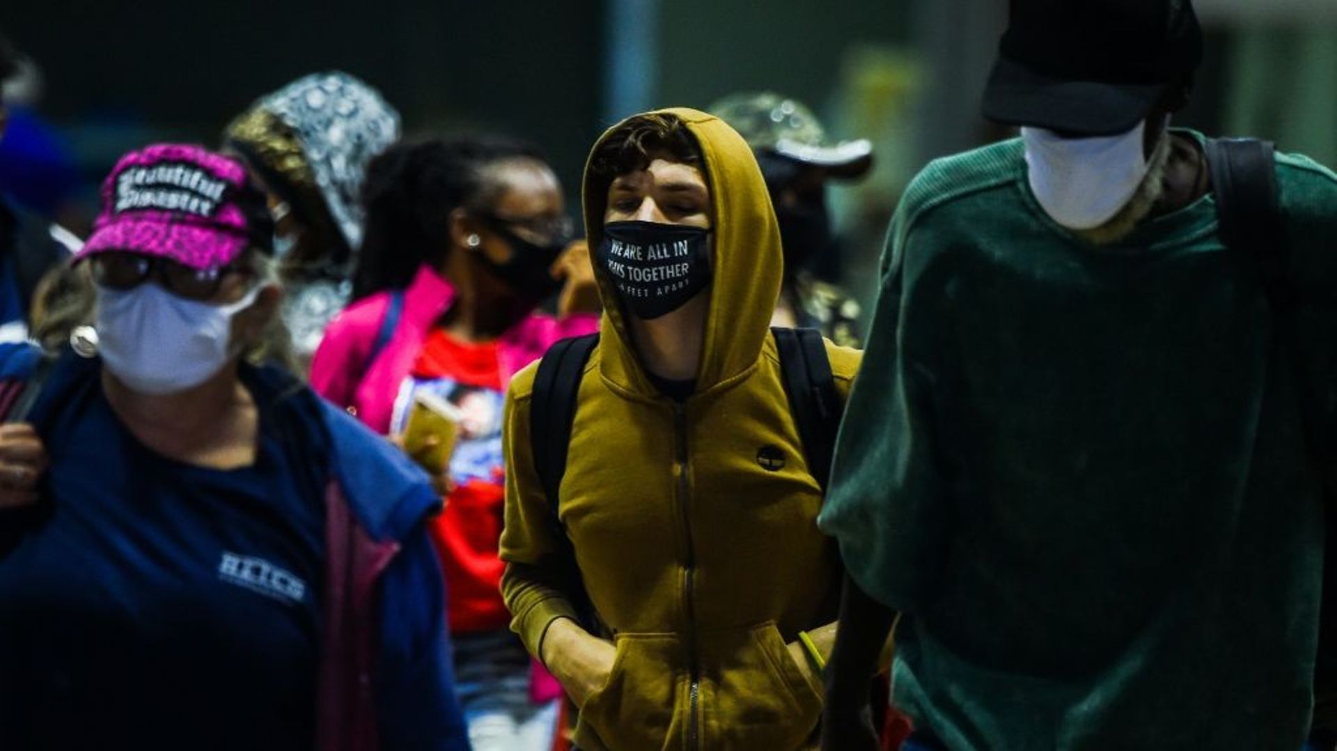 Des habitants de Lake Charles (Louisiane) font la queue pour monter dans un bus d'évacuation avant l'ouragan Delta le 8 octobre 2020