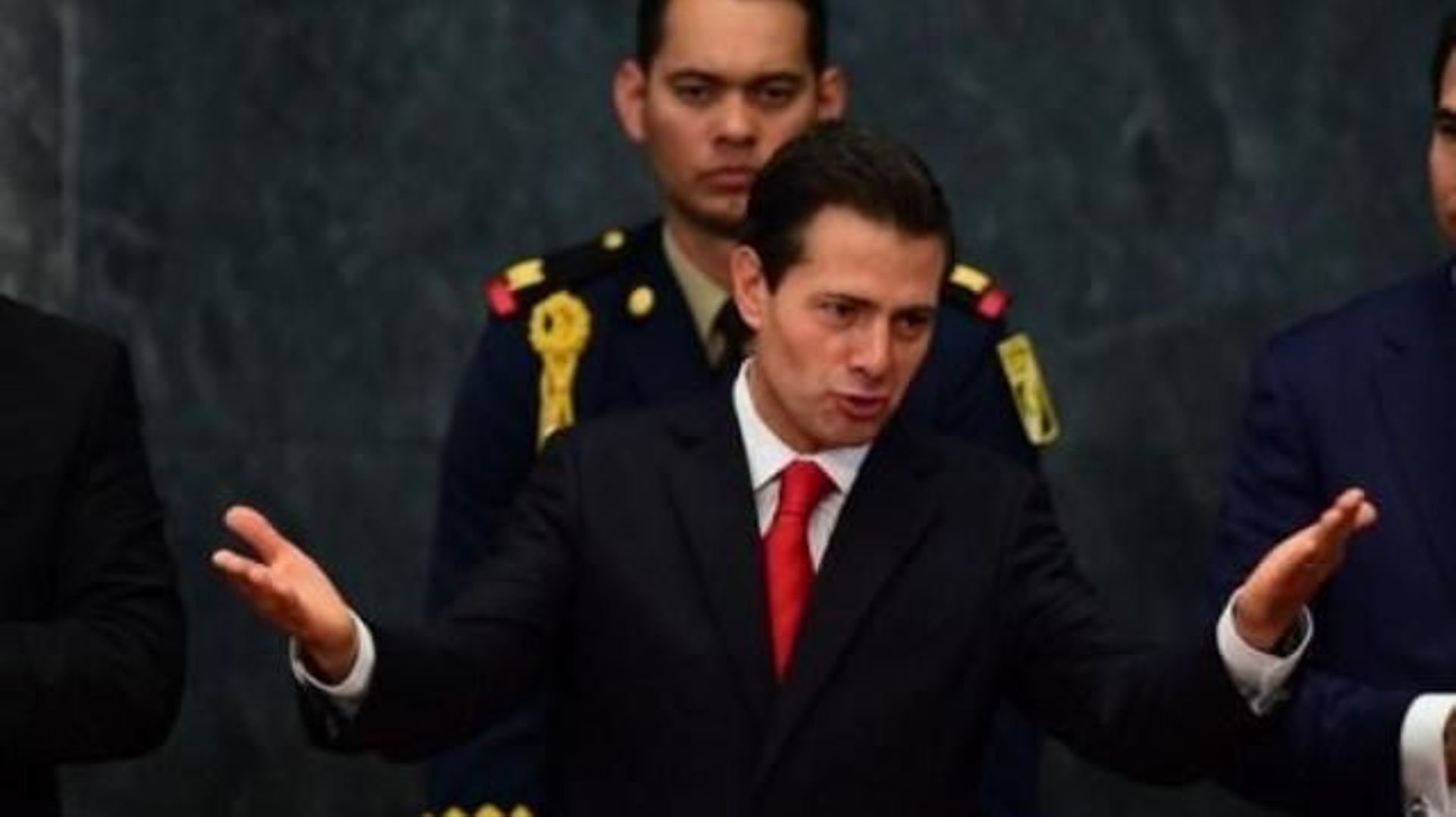 Mexique: le président Peña Nieto condamne le projet de mur de Donald Trump