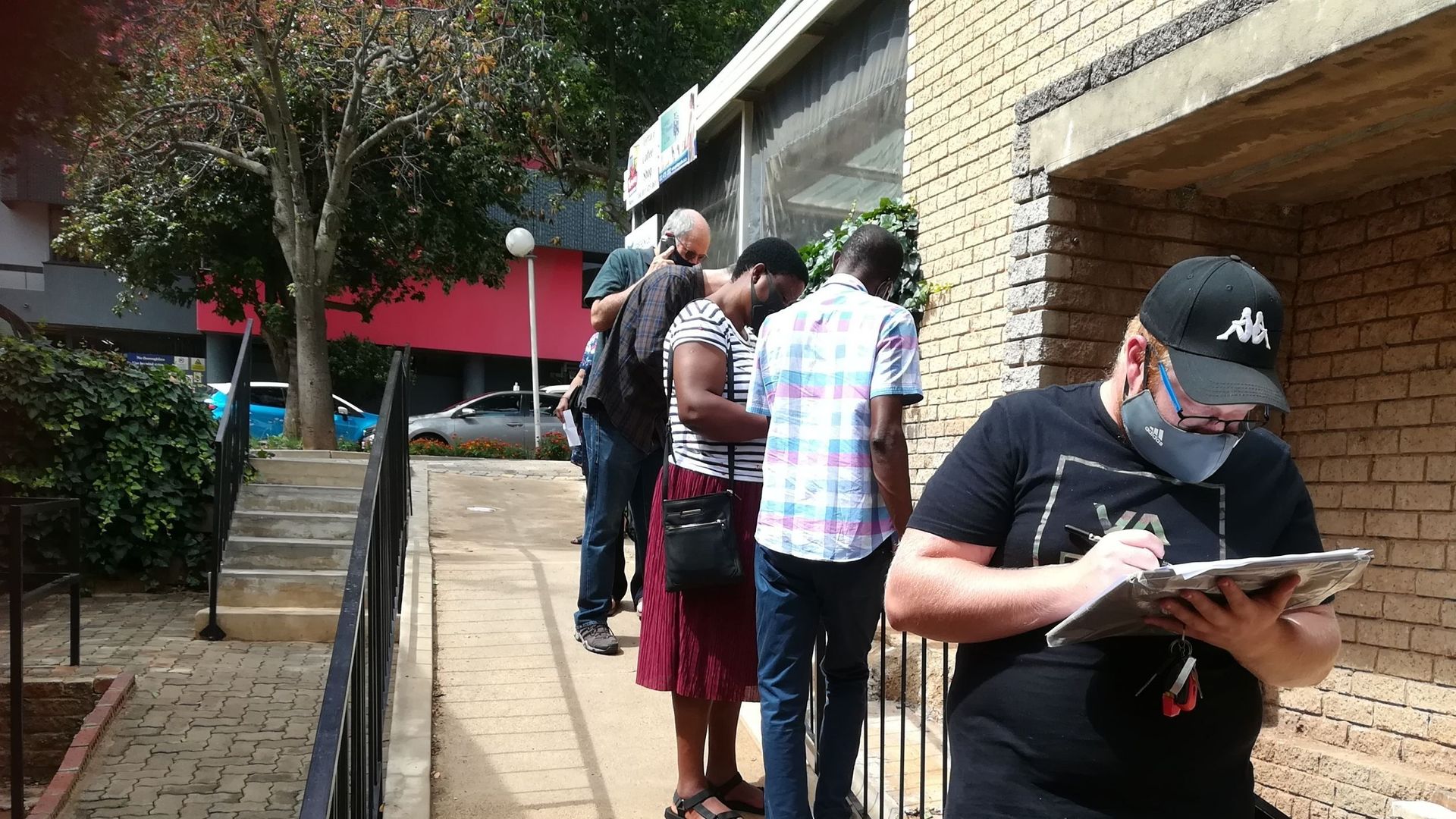 Queue devant un centre de test du Covid à Johannesburg.