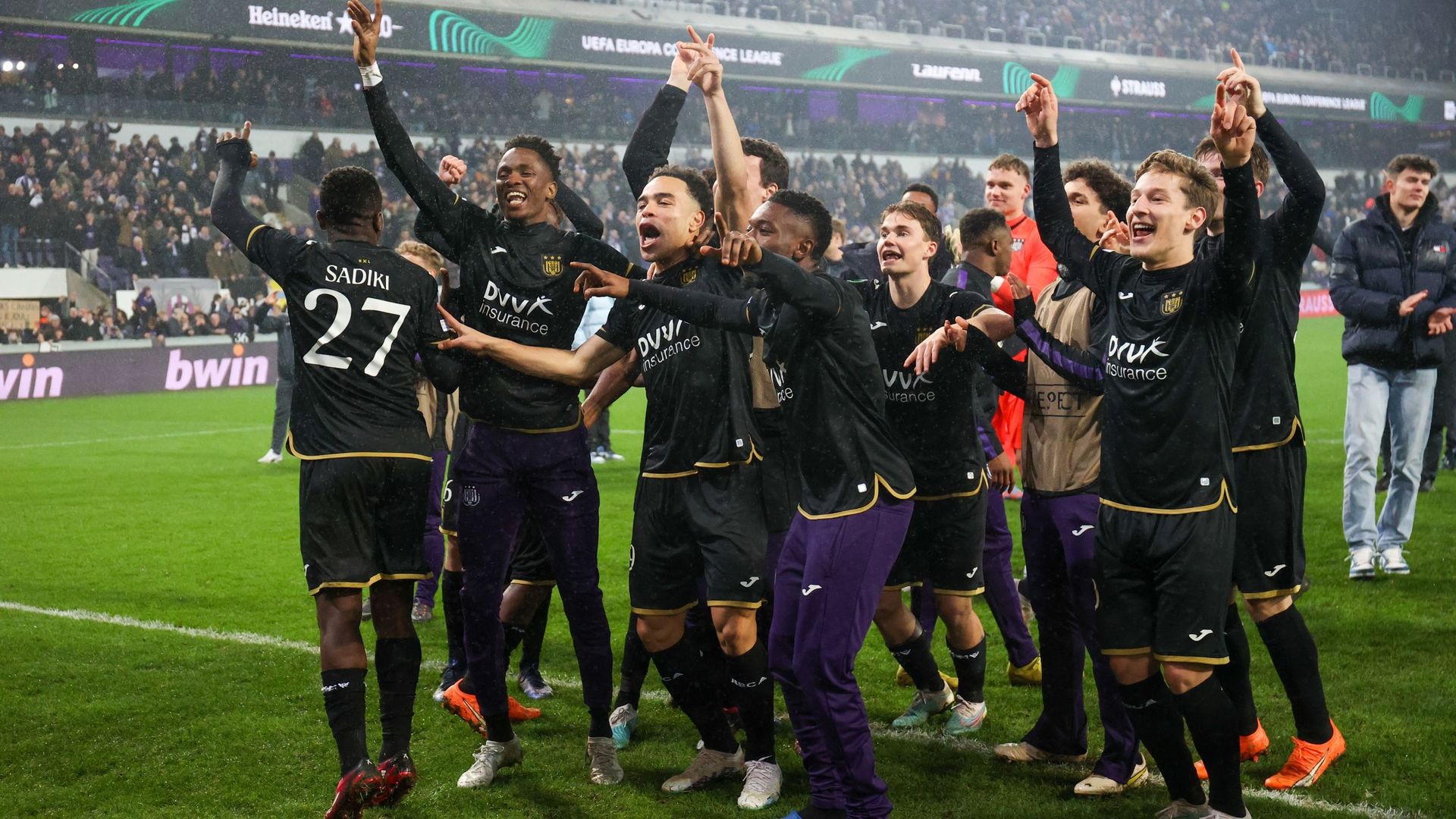 Les joueurs d’Anderlecht célèbrent leur qualification en huitièmes de finale de Conference League.