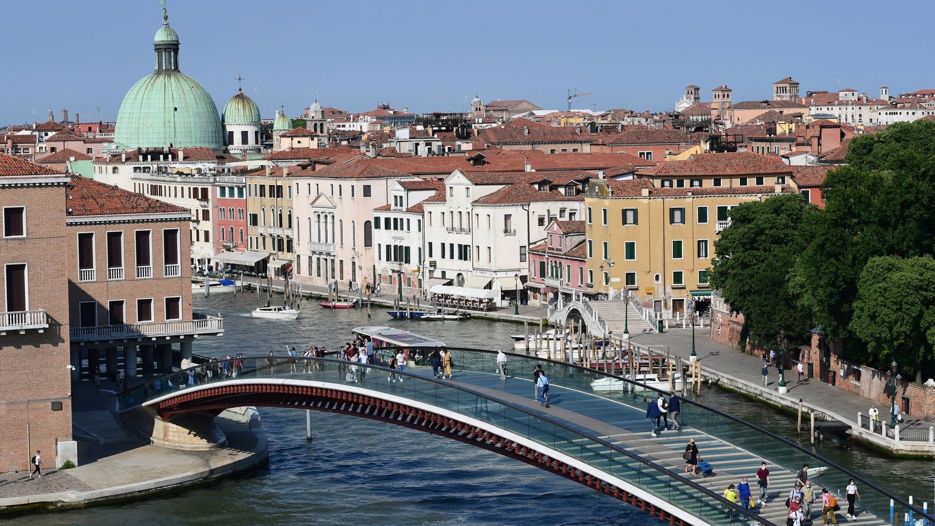 Le pont Calatrava ou pont de la Constitution sur le grand canal de Venise.