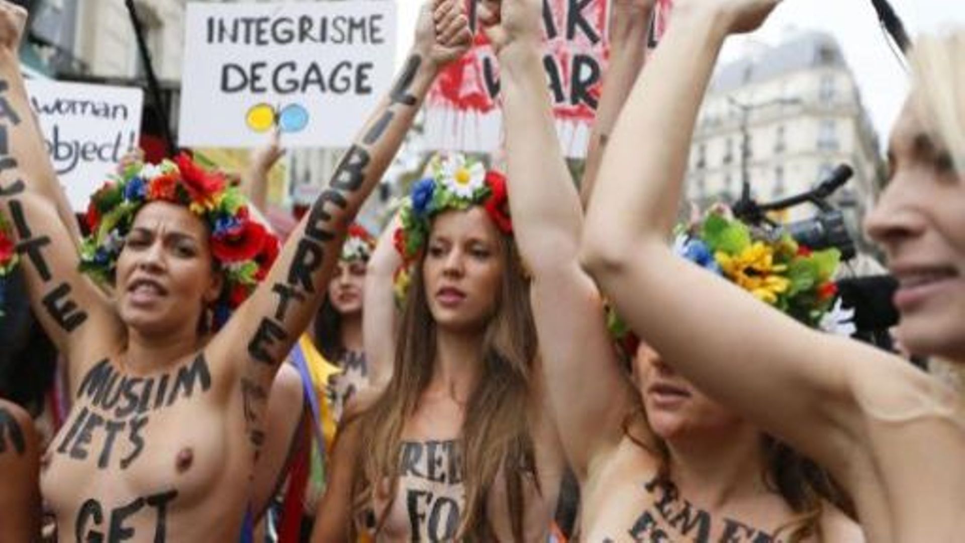 Les Activistes De Femen Accueillent Vladimir Poutine Au Sommet Eu Russie Rtbf Be