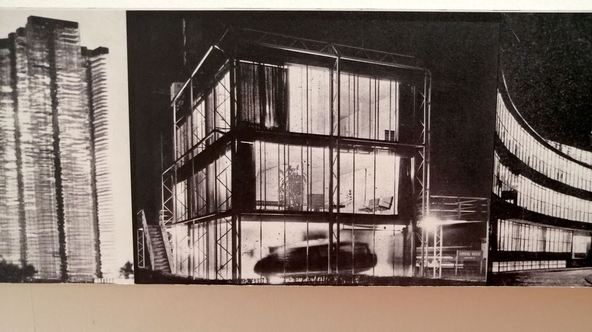 La Crystal House (1933-34) conçue par l’américain George Keck. Une voiture est parquée dans le garage vitré.