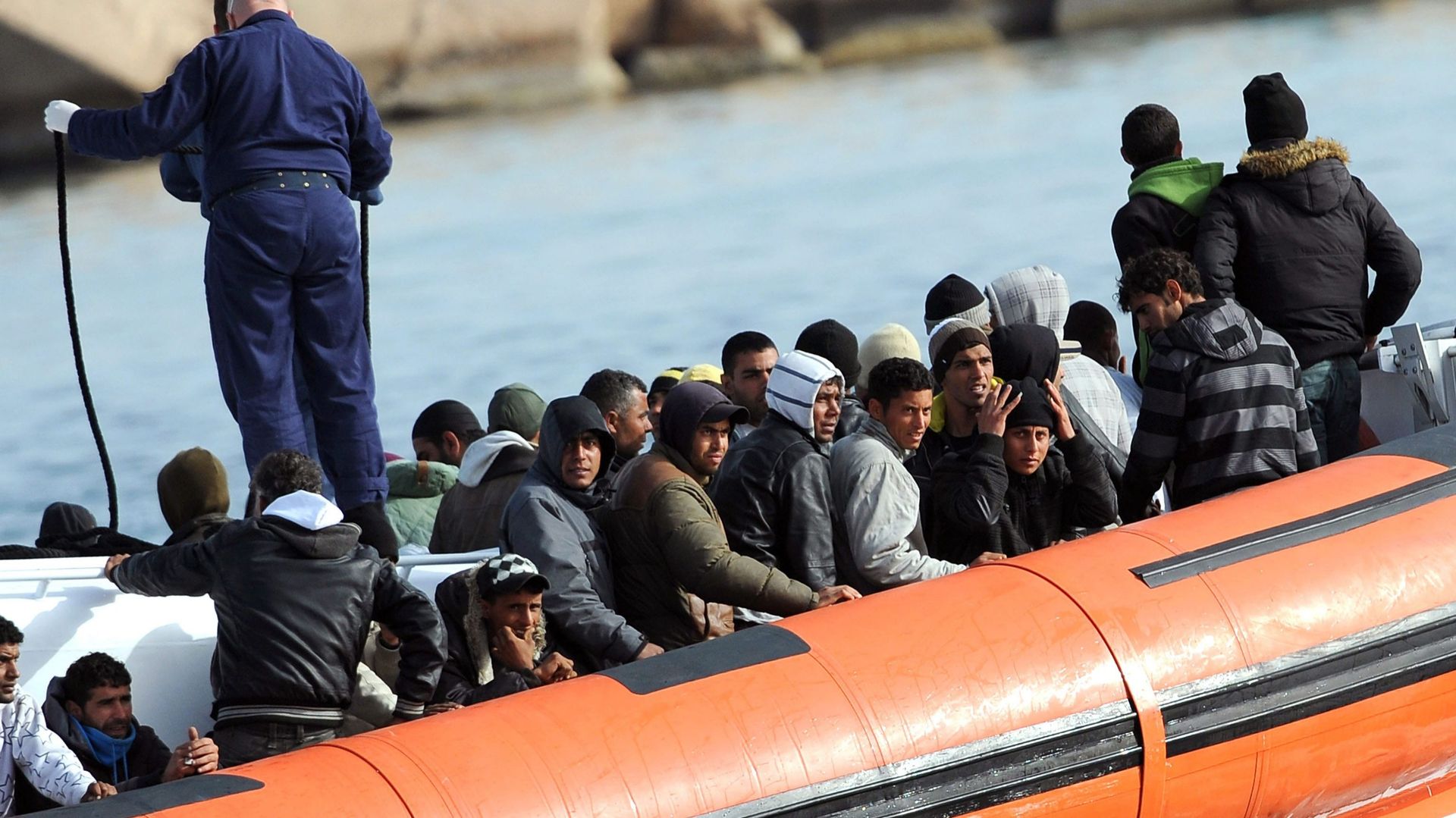 Italie: 150 migrants disparus en pleine mer - RTBF Actus