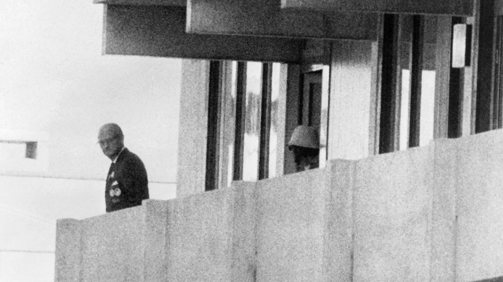 Un terroriste se montre sur le balcon de l’immeuble de la délégation israélienne.