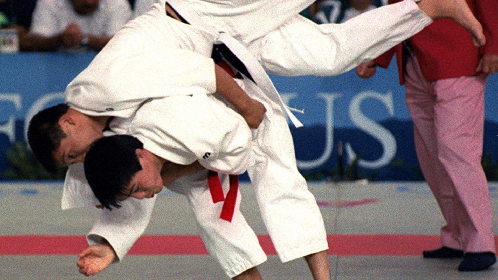 Toshihiko Koga (en bas) exécute sa technique favorite "ippon-seoi-nage" au troisième tour de l'épreuve masculine de judo lors des Jeux Olympiques de Barcelone