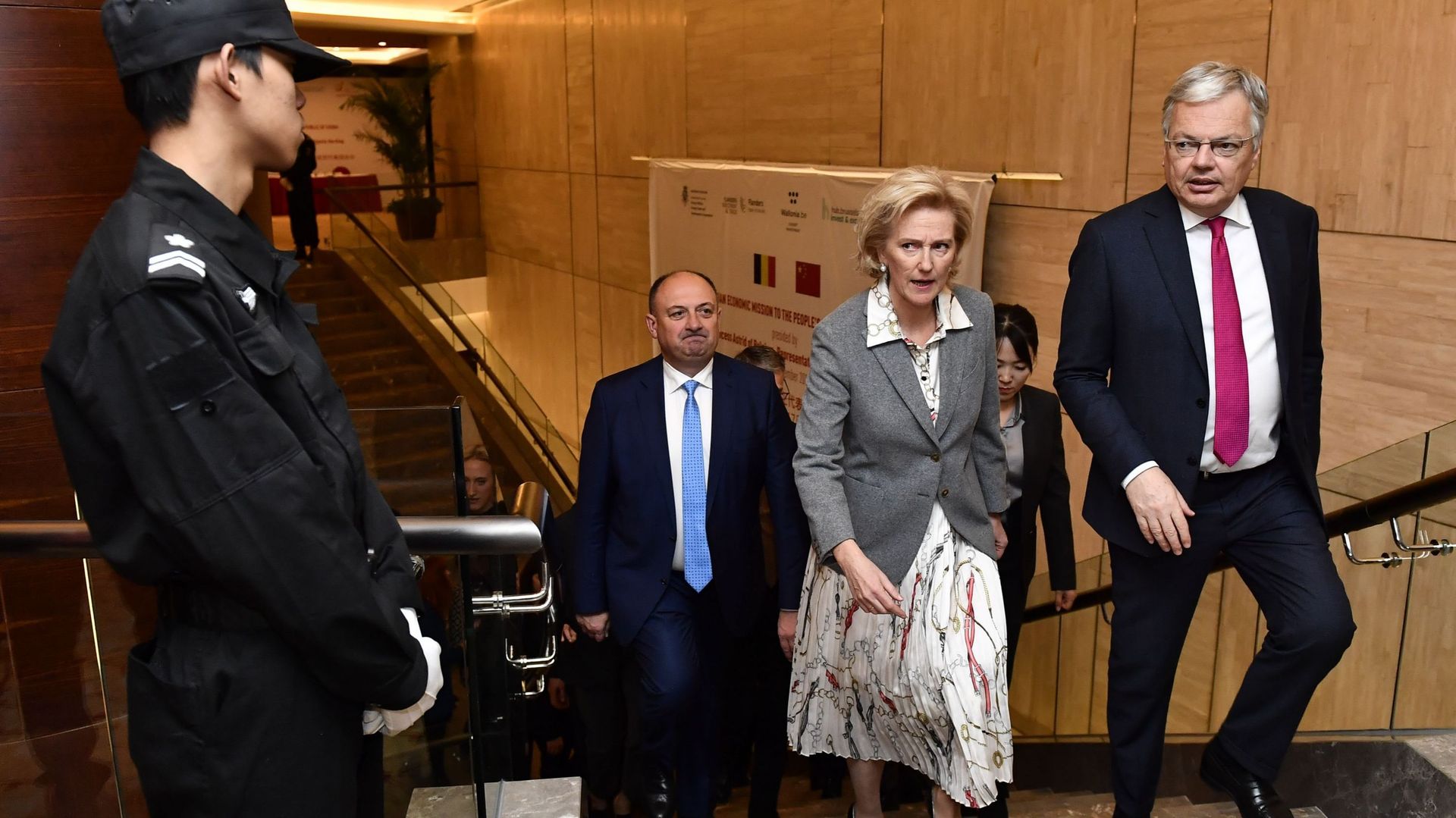 La princesse Astrid, à Pékin, accompagnée par le ministre des Affaires étrangères, et futur commissaire européen Didier Reynders (MR°, et le vice-président wallon Willy Borsus (MR), le 17 novembre 2019