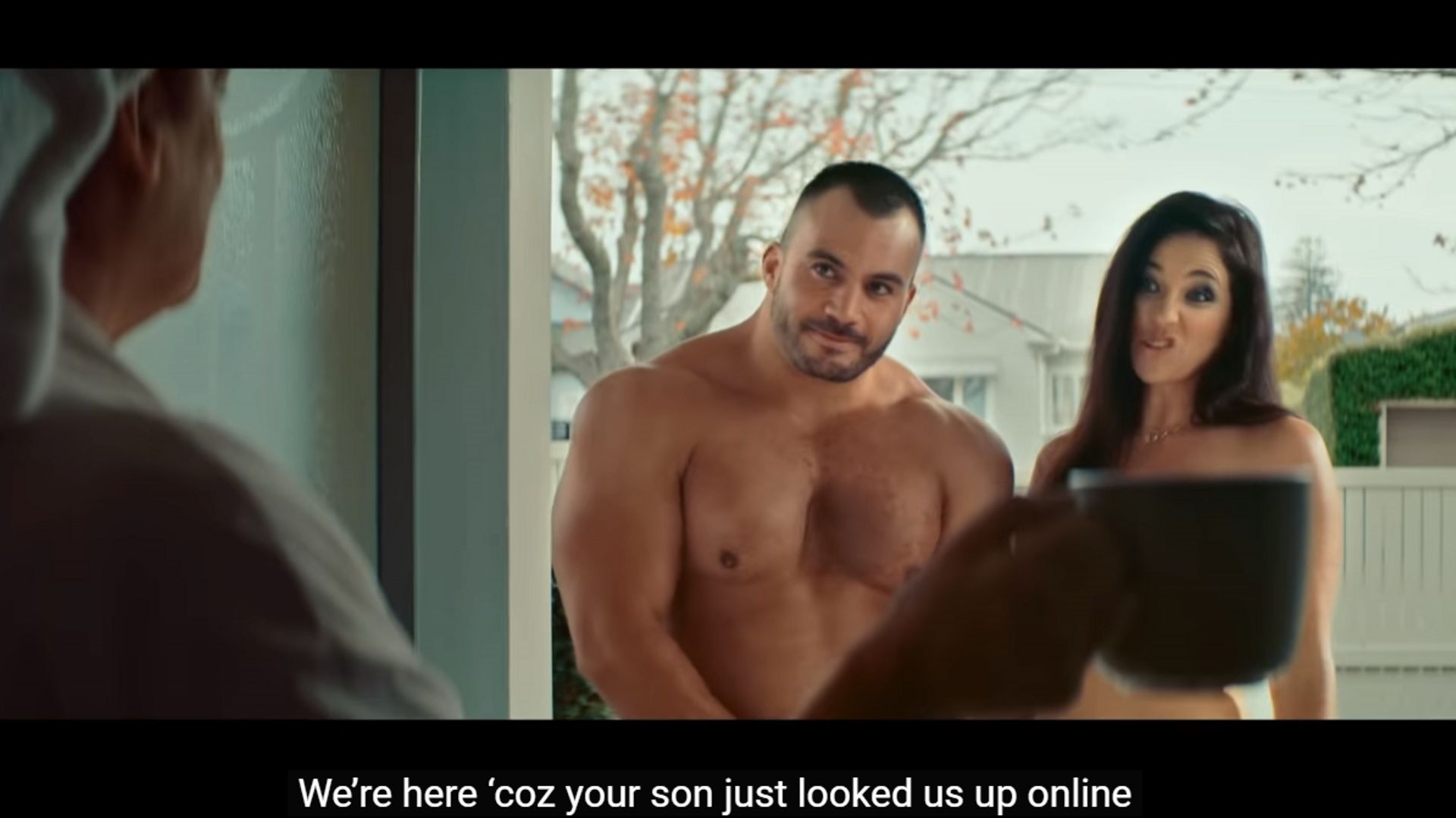Deux acteurs pornos nus sur le pas de la porte une campagne néo-zélandaise sur les dangers dinternet fait un tabac image