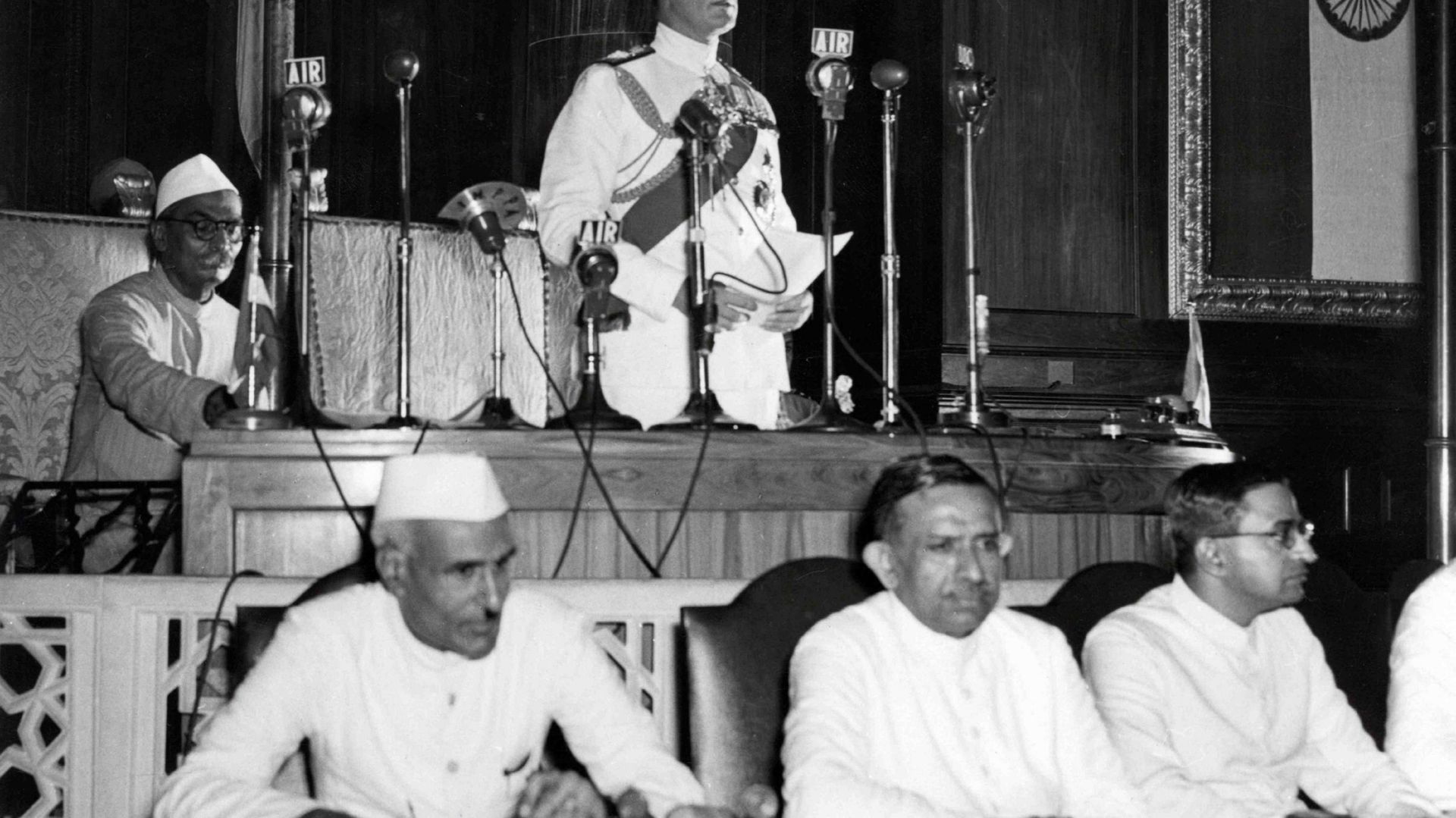 Jawaharlal Nehru et Lord Mountbatten déclarent l’indépendance de l’Inde à l’Assemblée constituante.