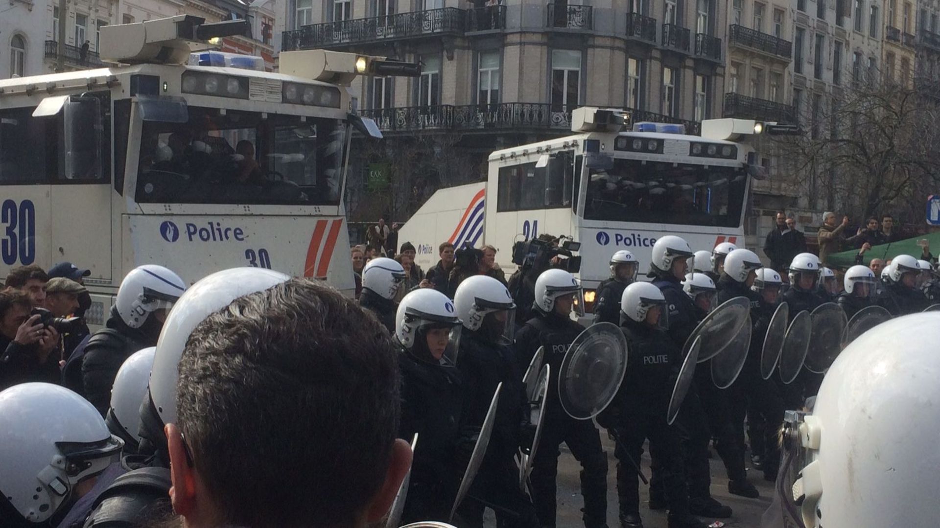 La police isole les manifestants violents du reste de la foule