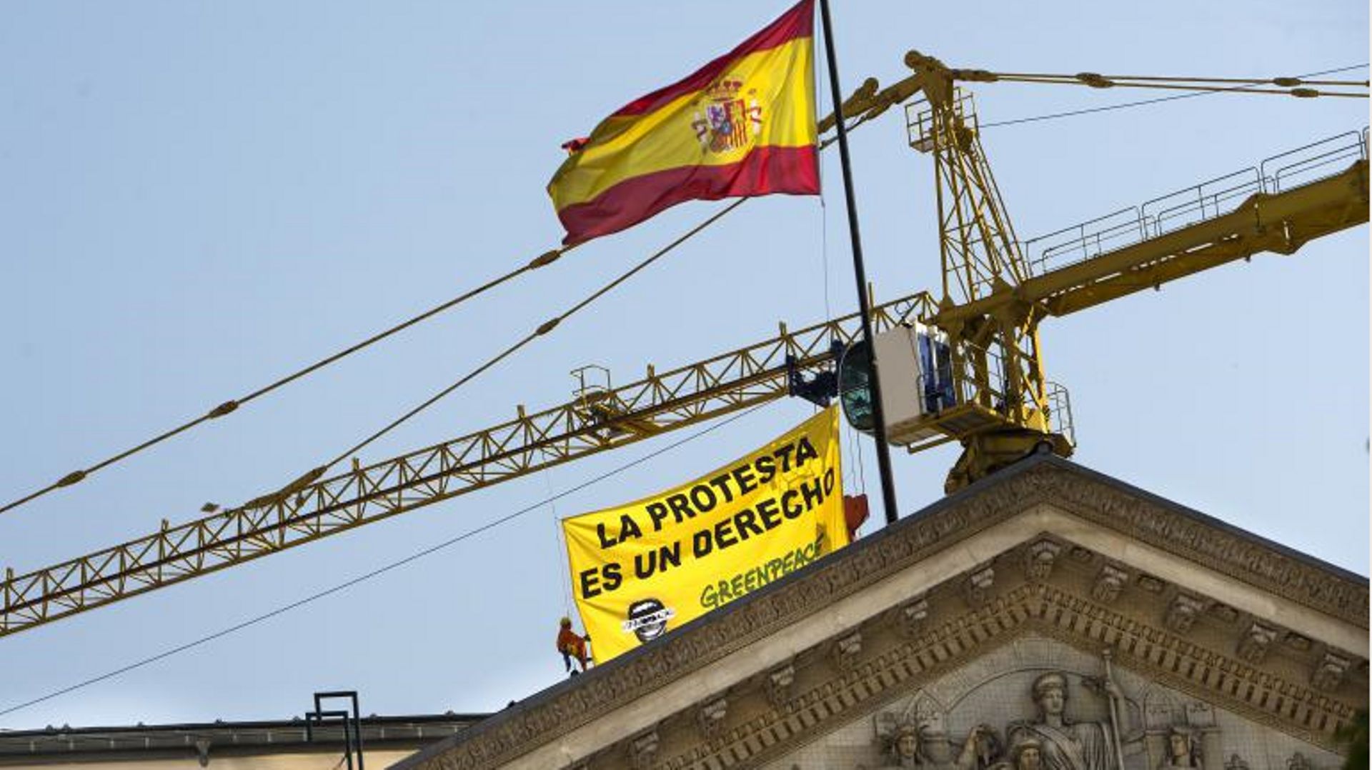 

"Manifester est un droit." Des militants de Greenpeace déploient une banderole à Madrid ce 30 juin 2015 à quelques heures de l'entrée en vigueur de la polémique loi de sécurité citoyenne, appelée "ley mordaza" (loi bâillon). 

