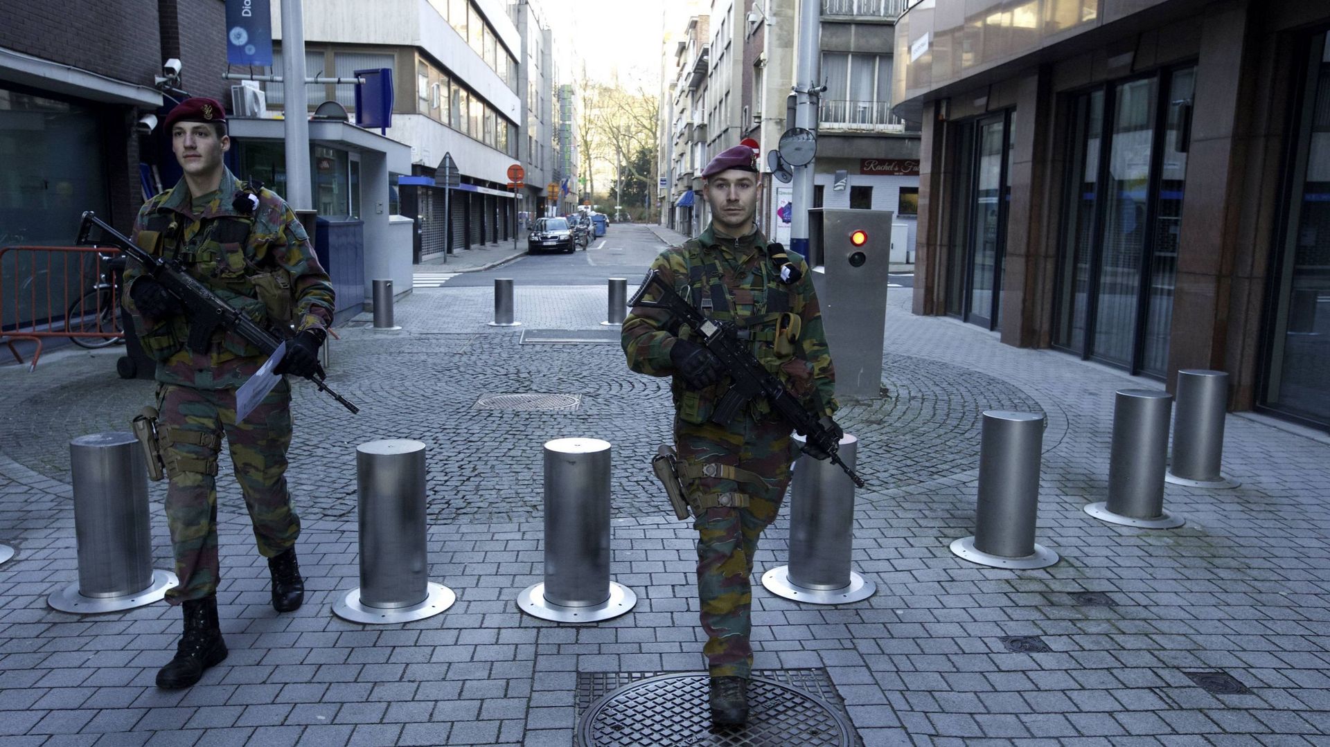 Des militaires patrouillant dans les rues d'Anvers ce samedi