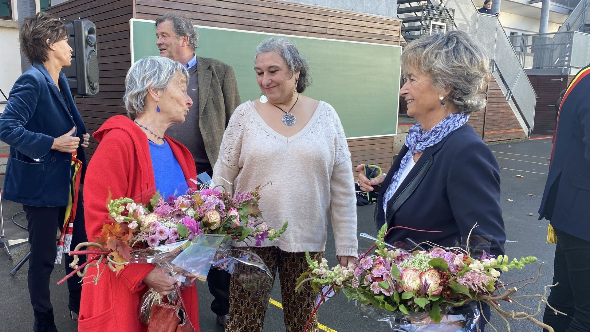 A gauche (en rouge) et à droite, les deux filles d'Andrée Geulen-Herscovici ont reçu des fleurs.