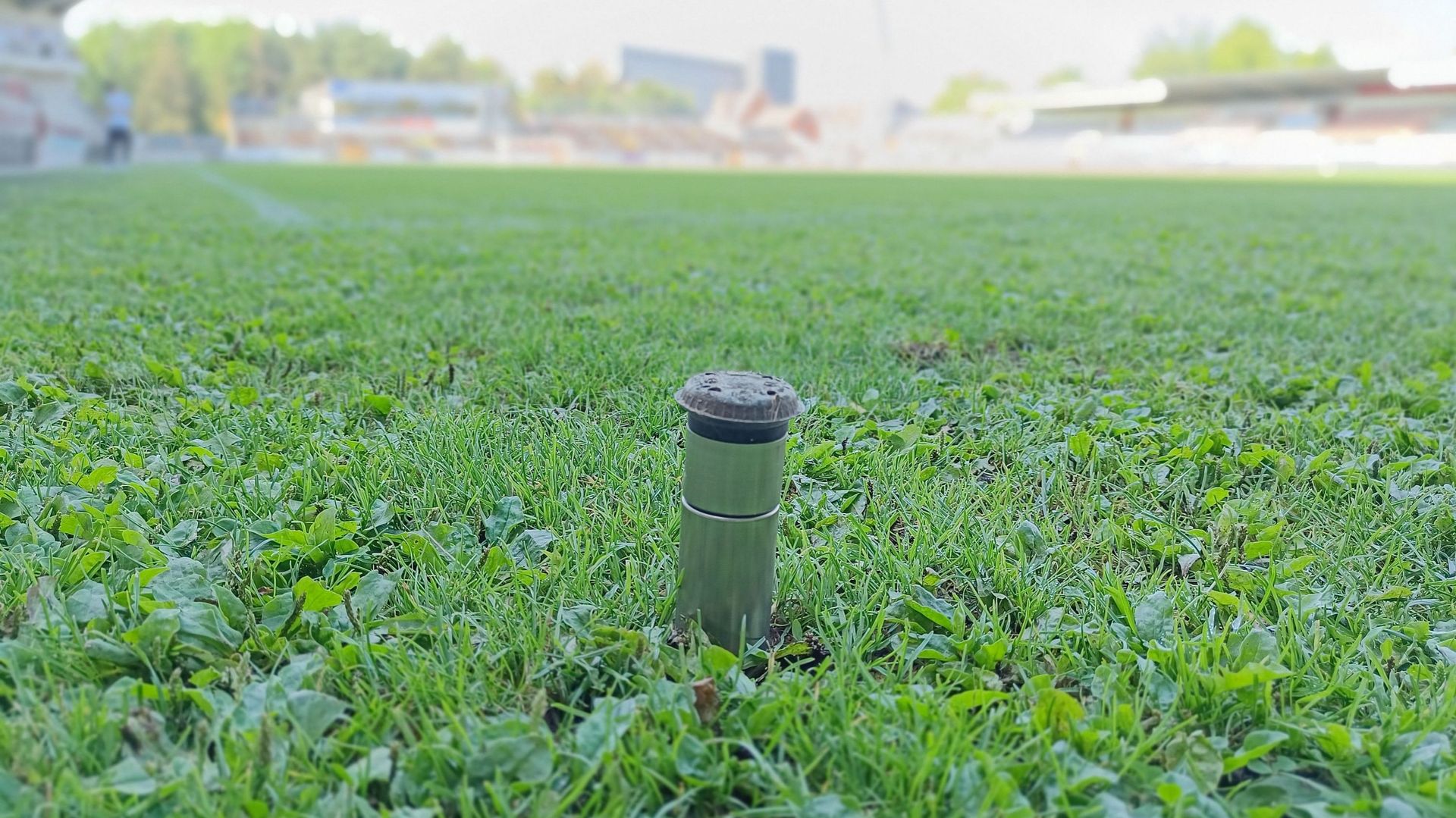 La pelouse du stade du RAEC Mons dispose d’un système d’arrosage automatique. Il se déclenche tôt en matinée et tard le soir, pour garder l’humidité le plus longtemps possible, et donc utiliser moins d’eau.