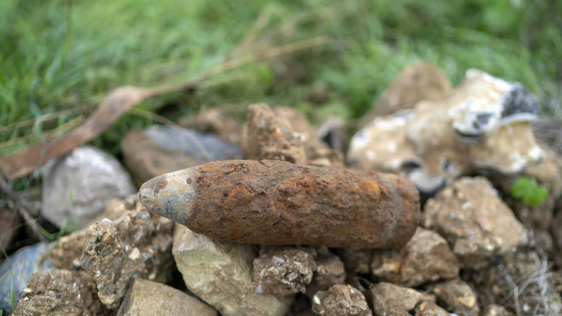 Deux obus de la Deuxième Guerre mondiale découverts dans une maison à