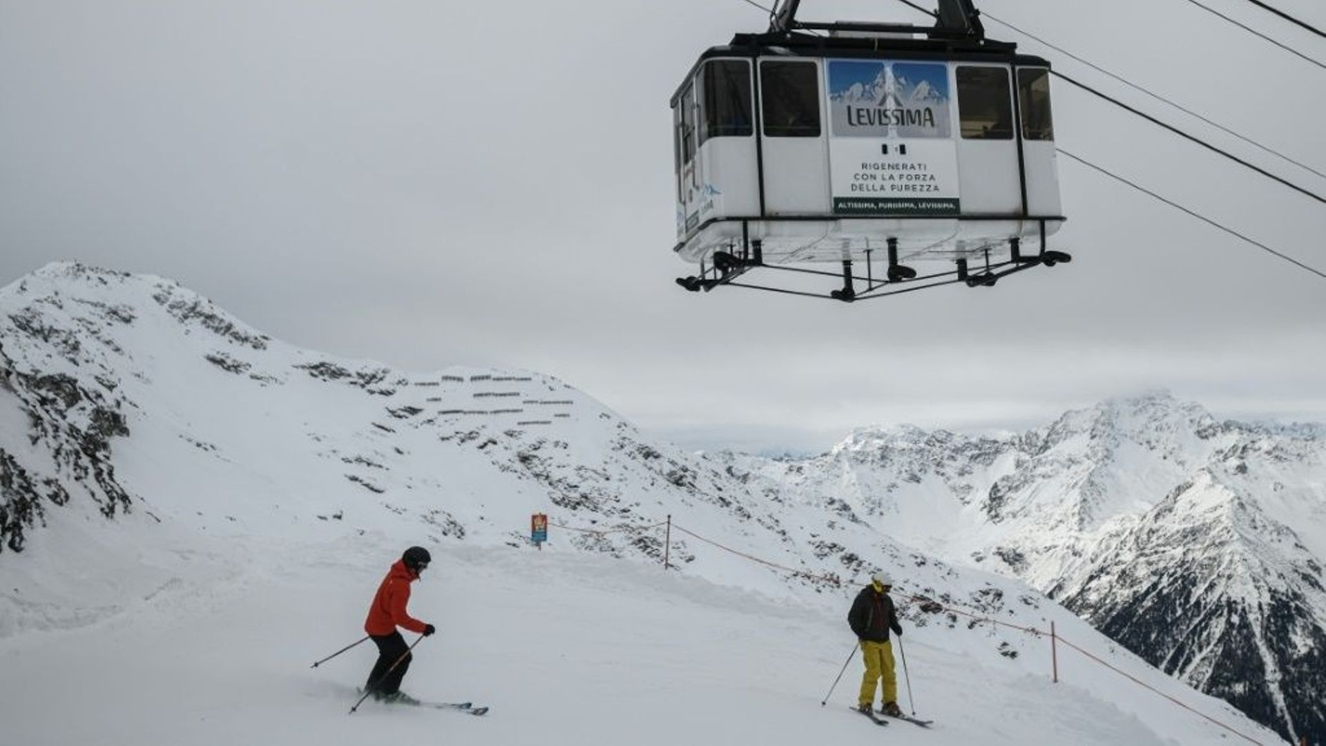 en-italie-les-skieurs-sont-de-retour-sur-les-pistes-apres-deux-saisons-noires