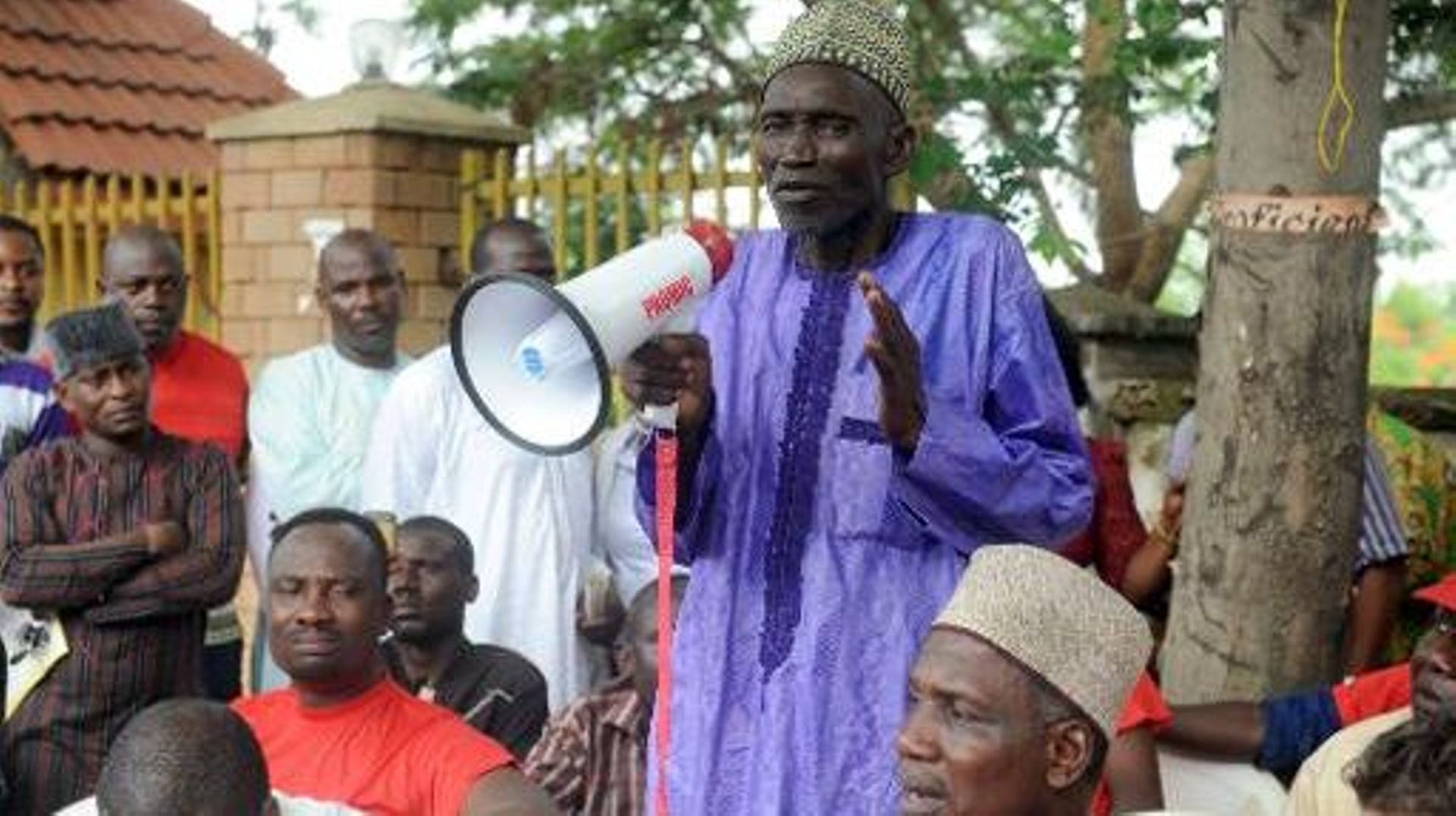 Le père de deux des 276 lycéennes enlevées par Boko Haram au Nigeria s'exprime lors d'un rassemblement, le 9 mai 2014 à Abuja 