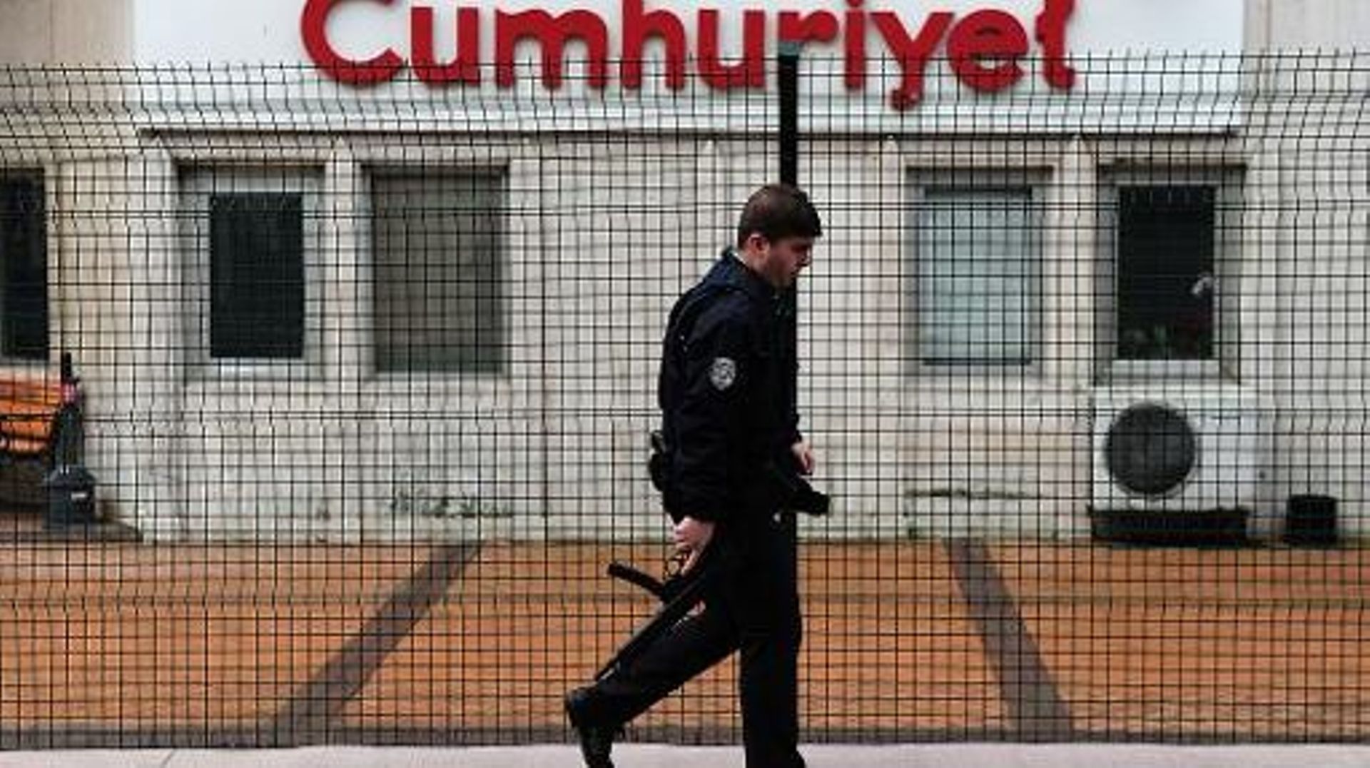 Un policier devant le siège du quotidien Cumhuriyet à Istanbul, le 14 janvier 2015
