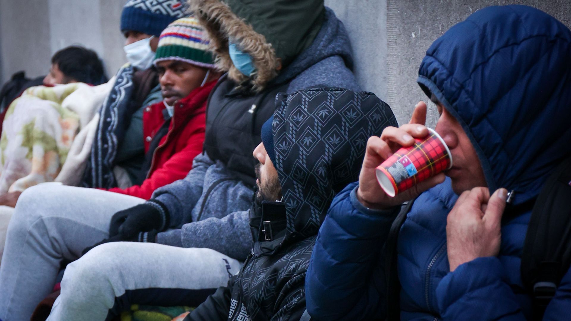 Une illustration montre des réfugiés attendant dehors, dans le froid, à l'entrée du centre d'enregistrement Fedasil "Petit Château" pour demandeurs d'asile à Bruxelles, mardi 07 décembre 2021 (illustration).