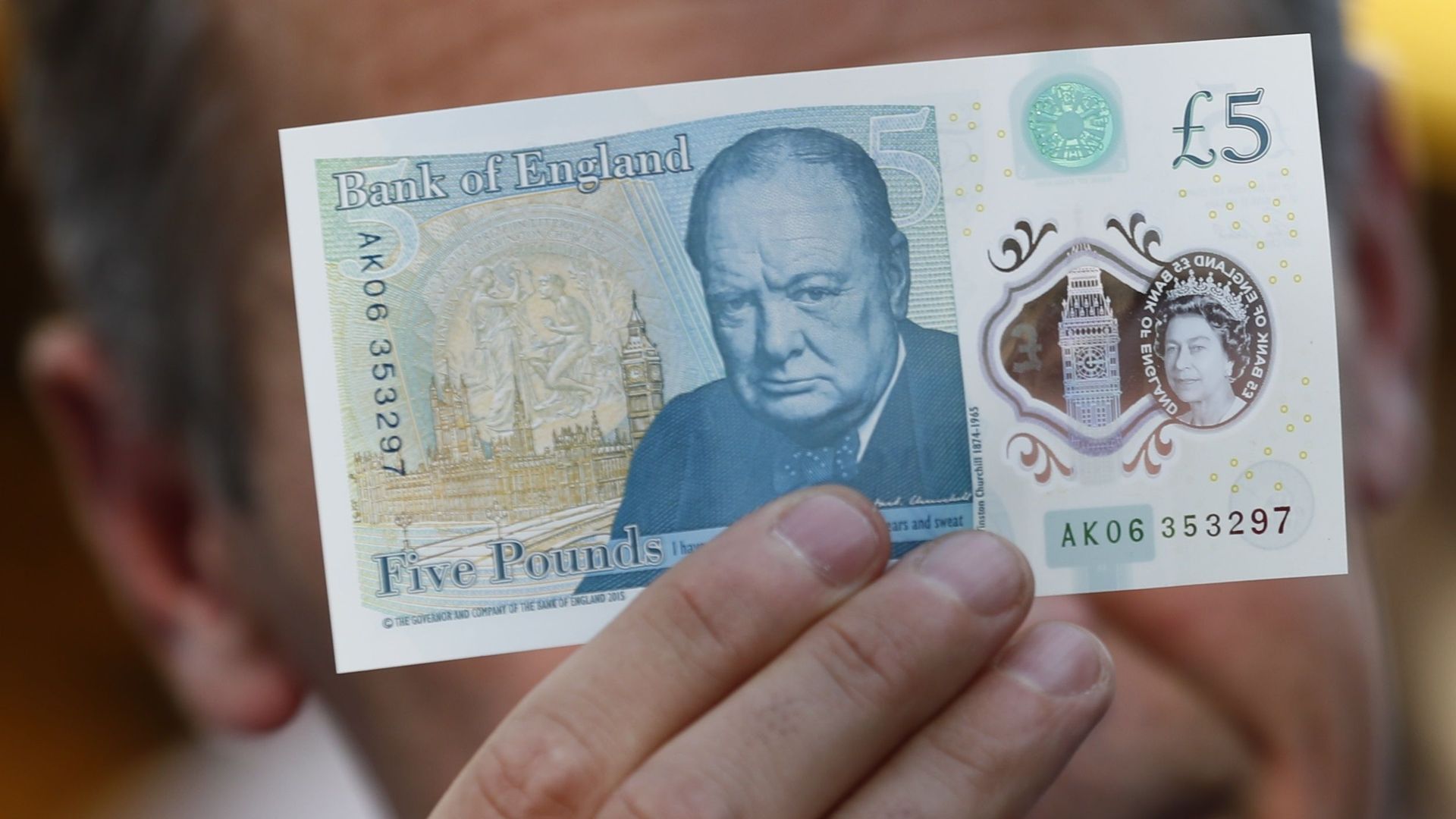 Le célèbre portrait de Winston Churchill figure même sur les billets de 5 livres Sterling.
