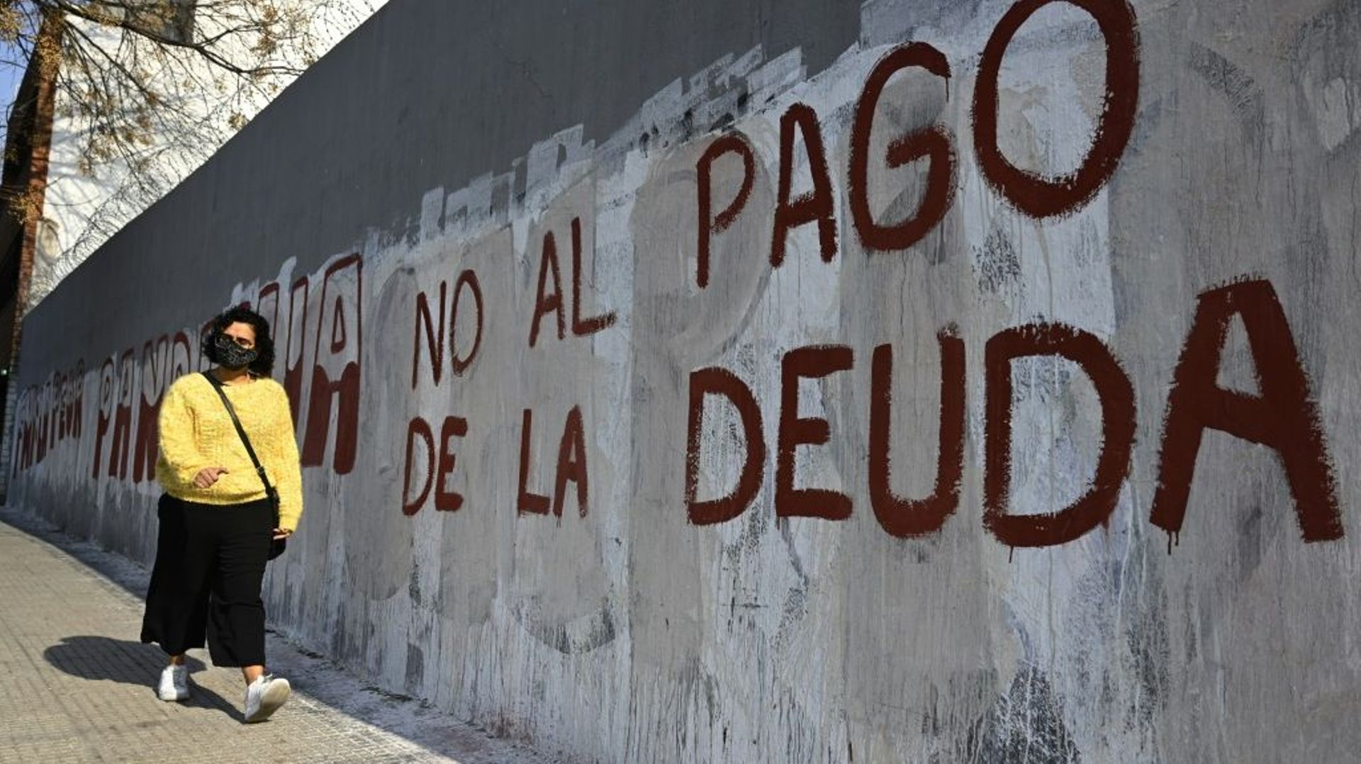 Un mur dans Buenos Aires où il est inscrit "pas pour le paiement de la dette" le 3 août 2020