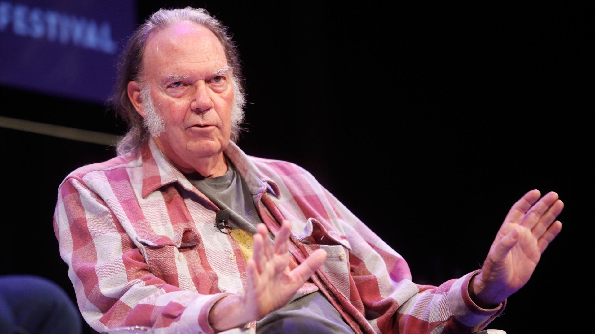 Neil Young ne veut plus sa musique en streaming, "le pire son de l'histoire"