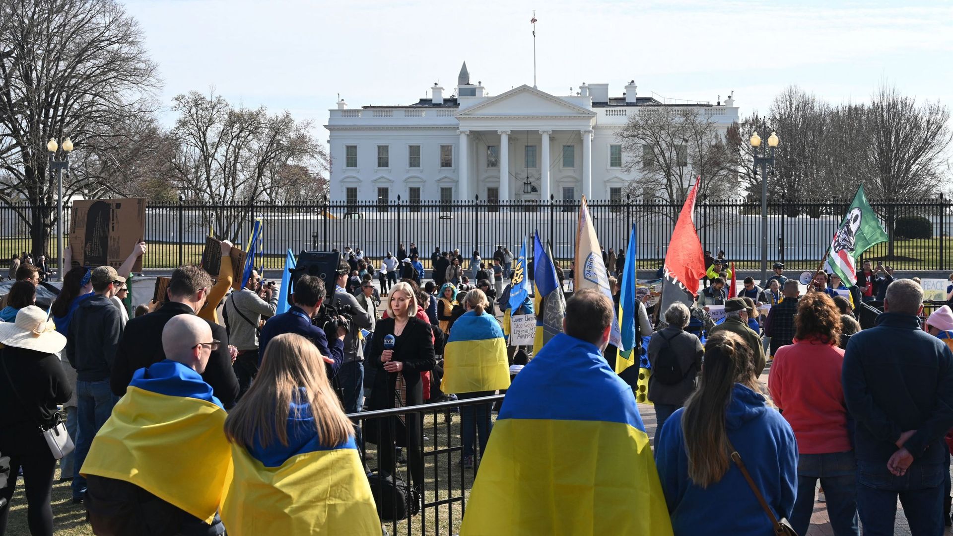 Des partisans de l'Ukraine protestent contre l'invasion russe au square Lafayette, en face de la Maison Blanche à Washington, DC, le 5 mars 2022 (illustration) 
