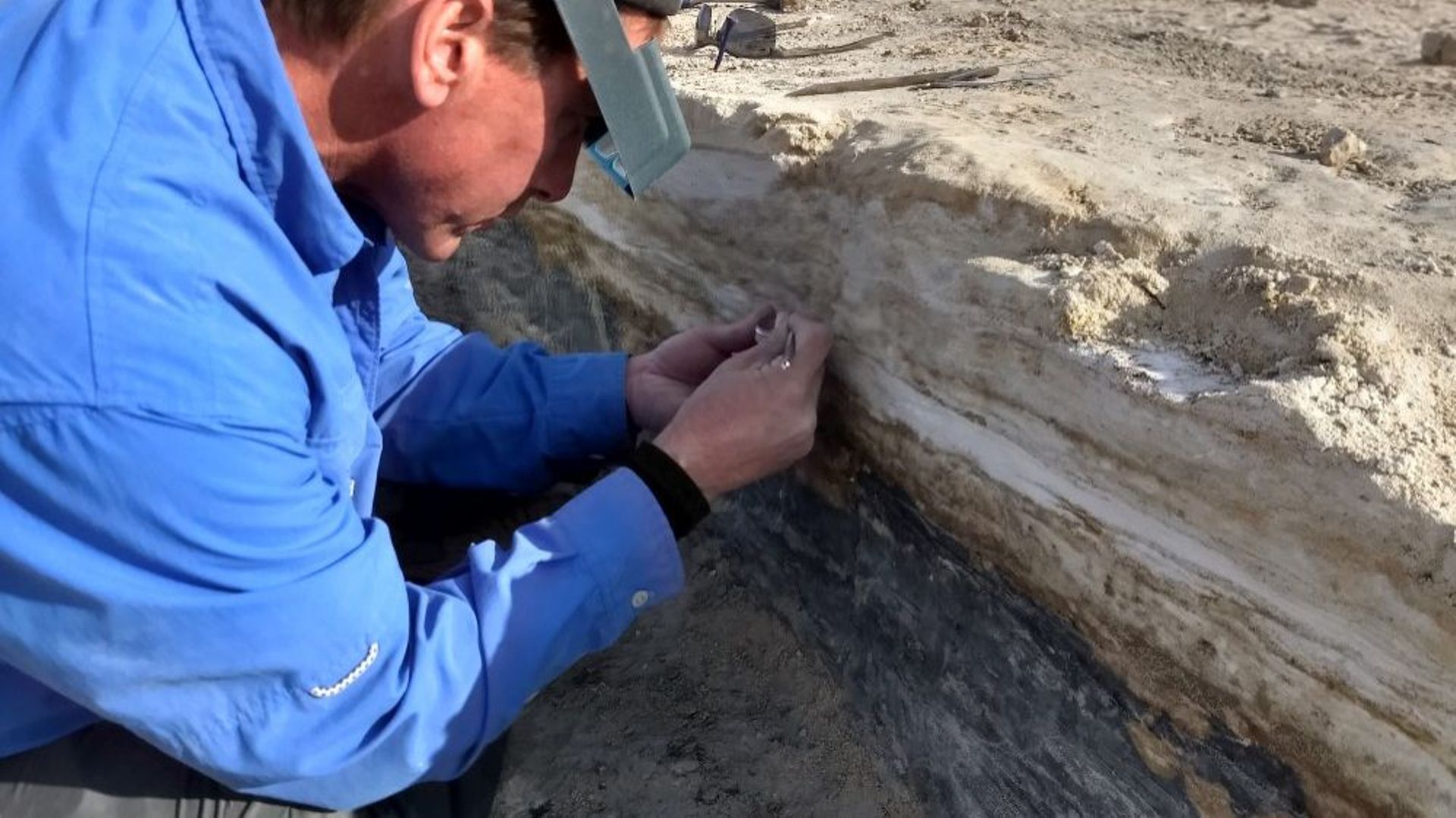 Prise d’échantillons dans les couches géologiques proches des empreintes